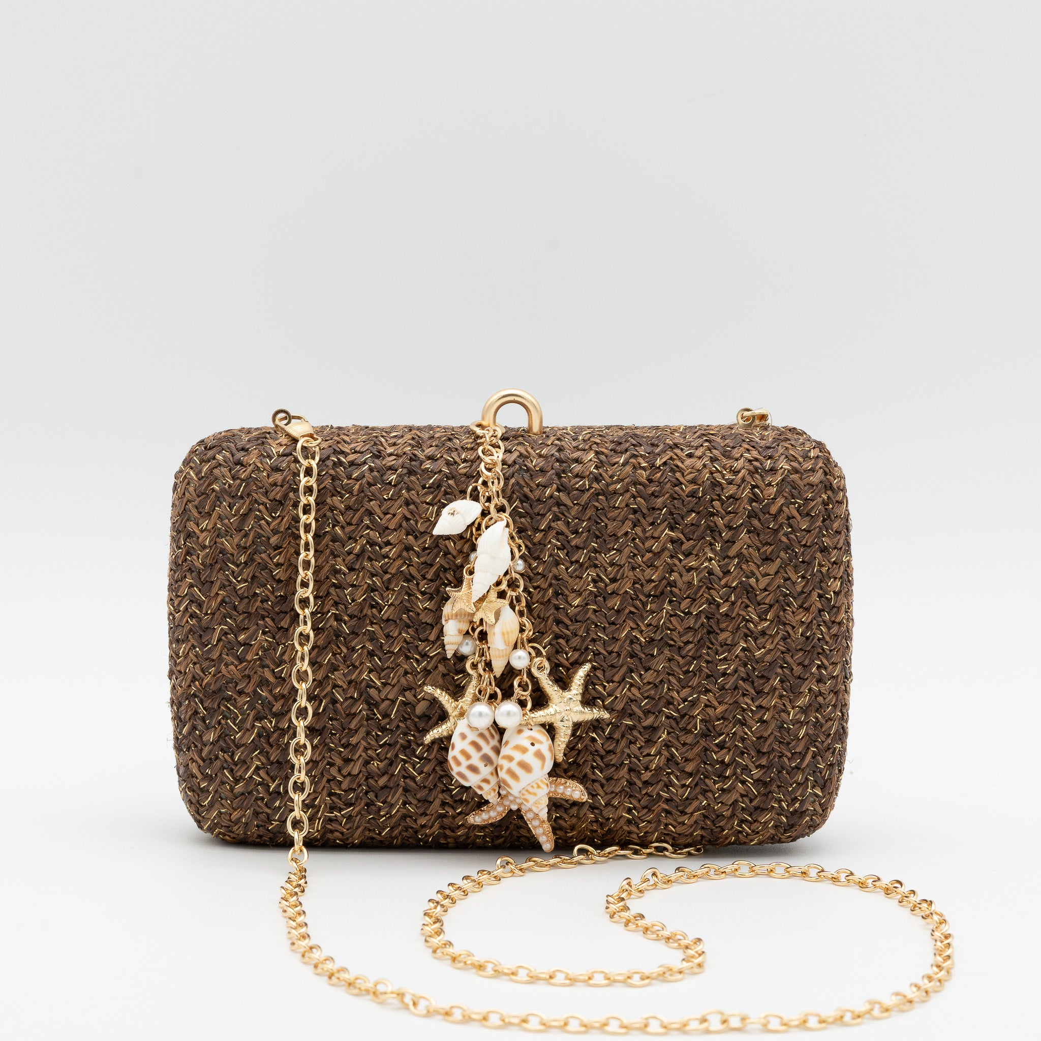 Bolso de fiesta en rafia café con colgante de conchas y cadena desmontable