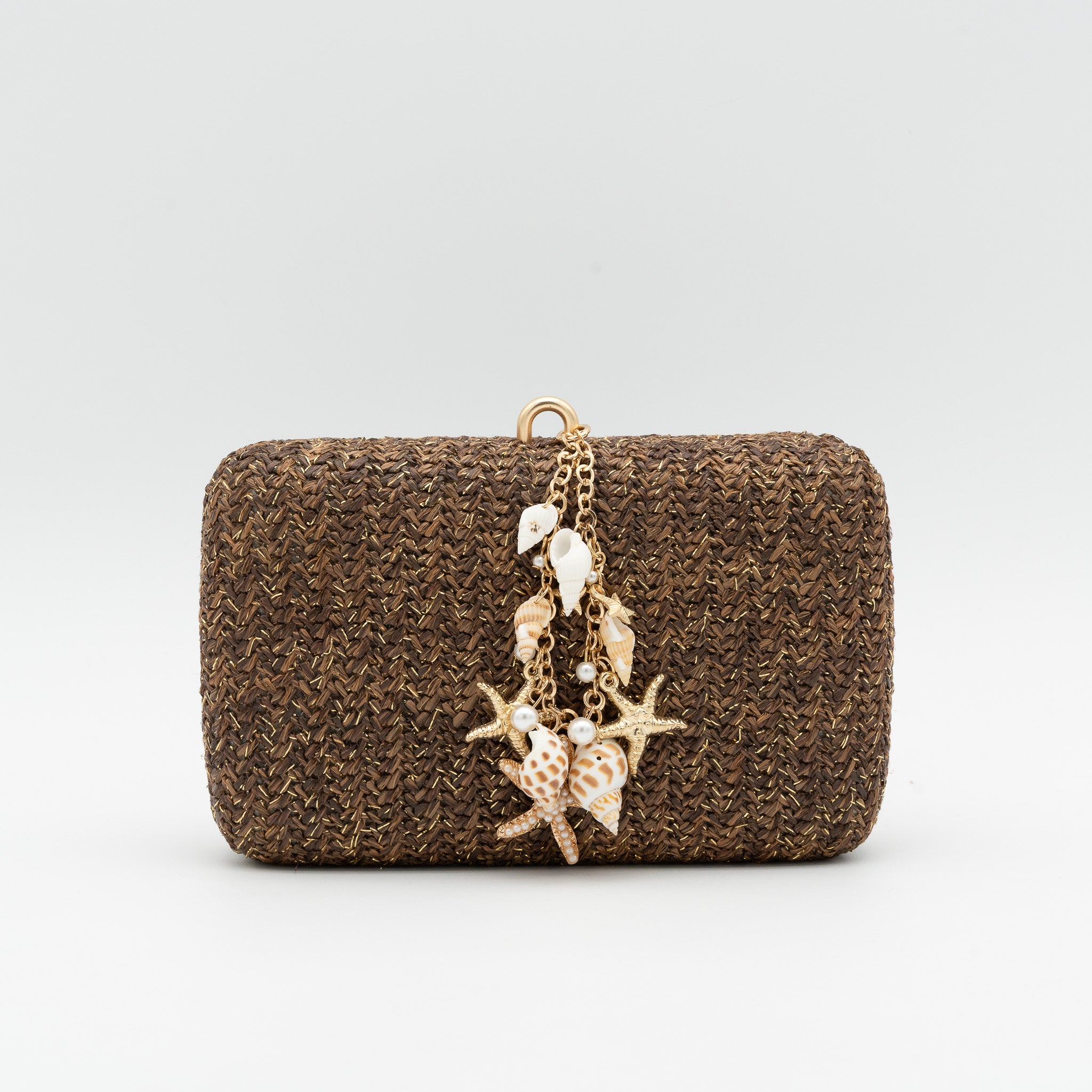 Bolso de fiesta en rafia café con colgante de conchas y cadena desmontable
