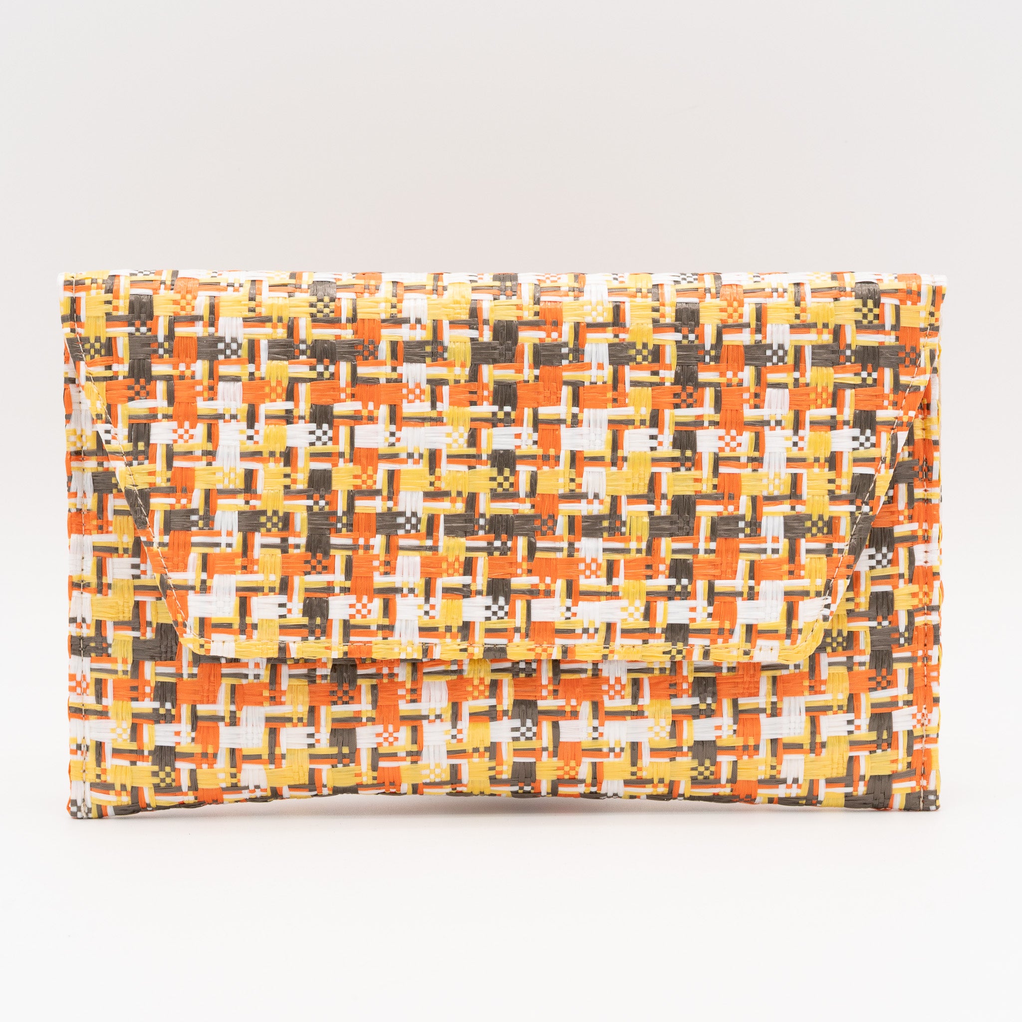 Bolso de fiesta de rafia multicolor naranja con textura entrelazada, cierre con solapa y cadena desmontable