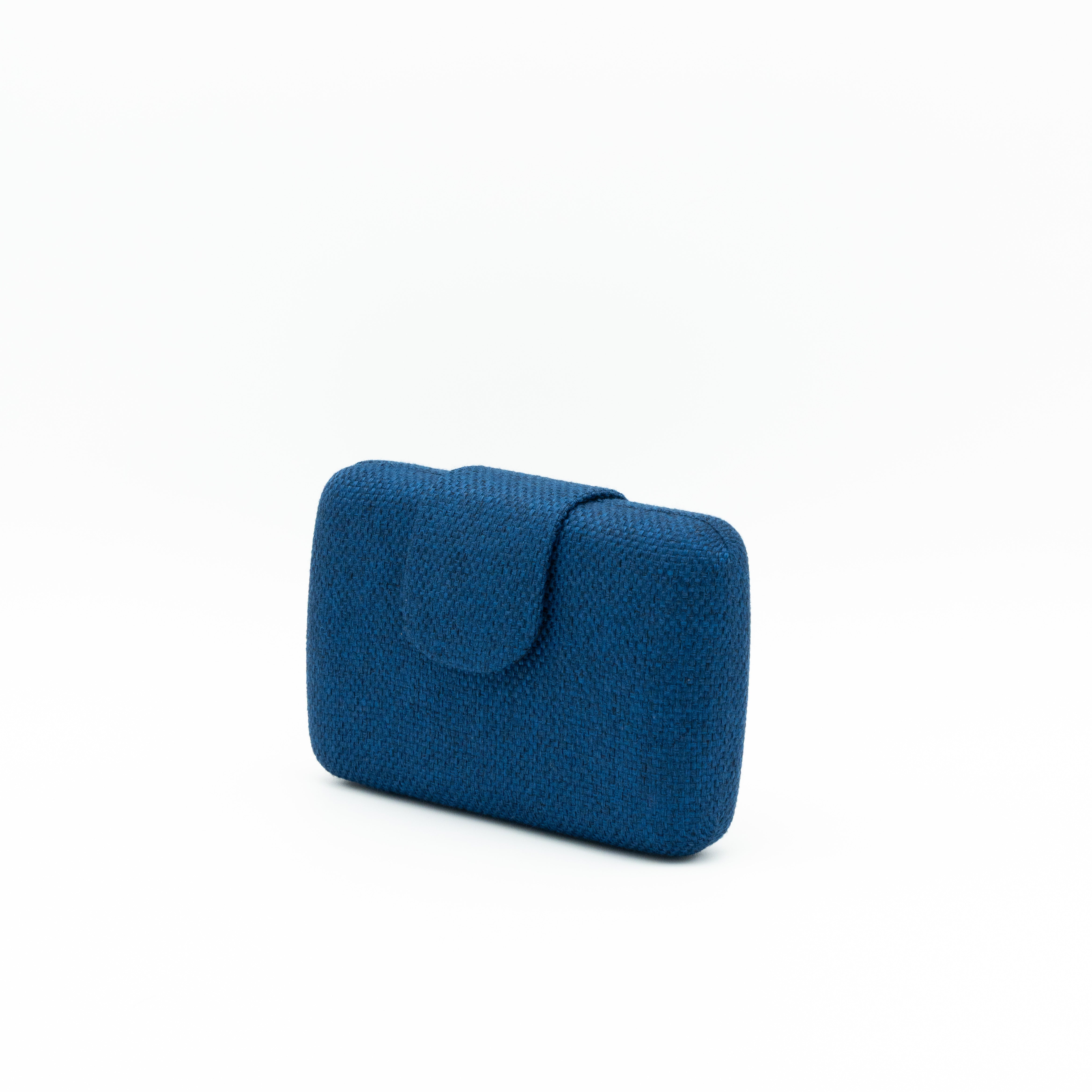 Bolso de fiesta de rafia azul marino con solapa y cadena metálica fina desmontable