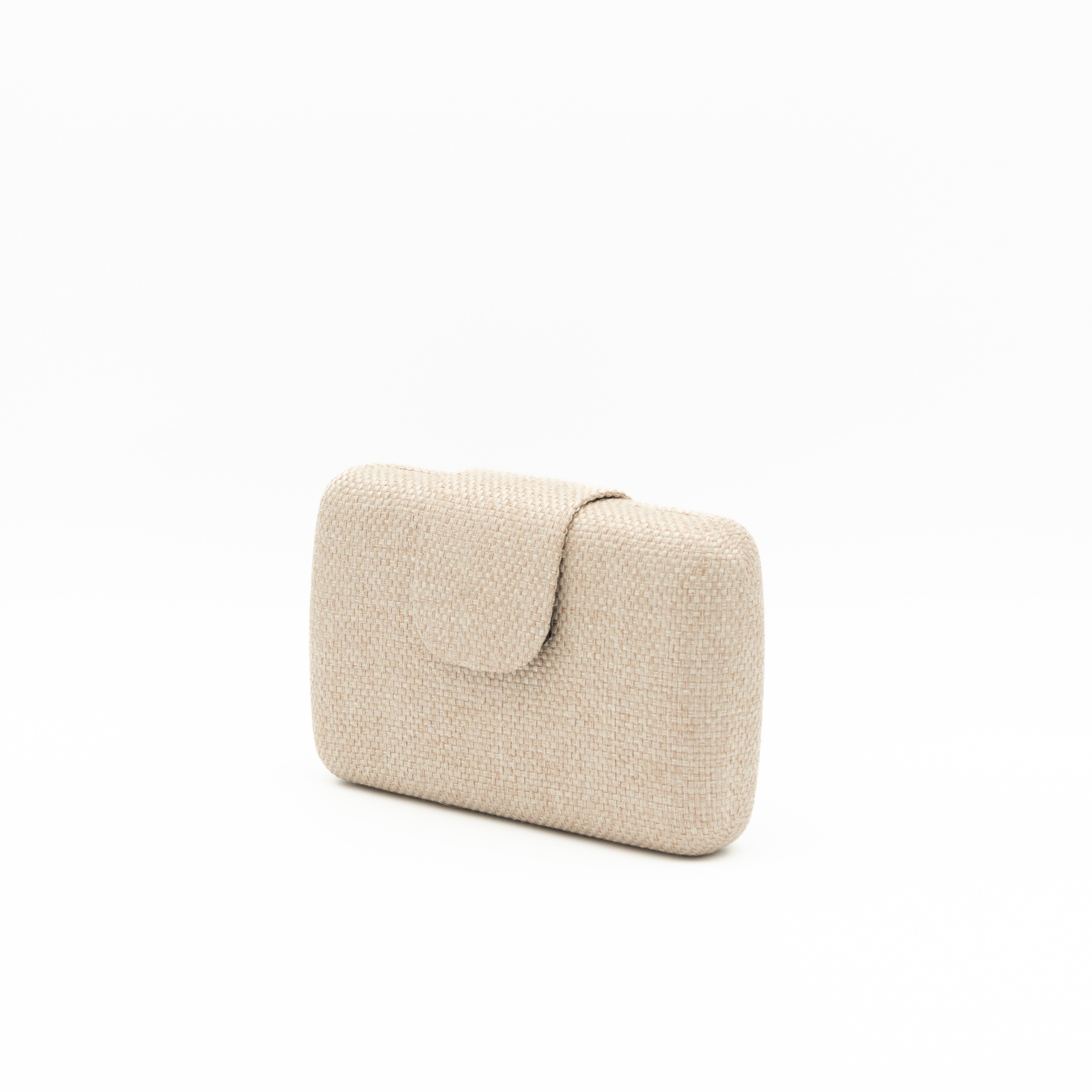 Bolso de fiesta de rafia beige con solapa y cadena metálica fina desmontable