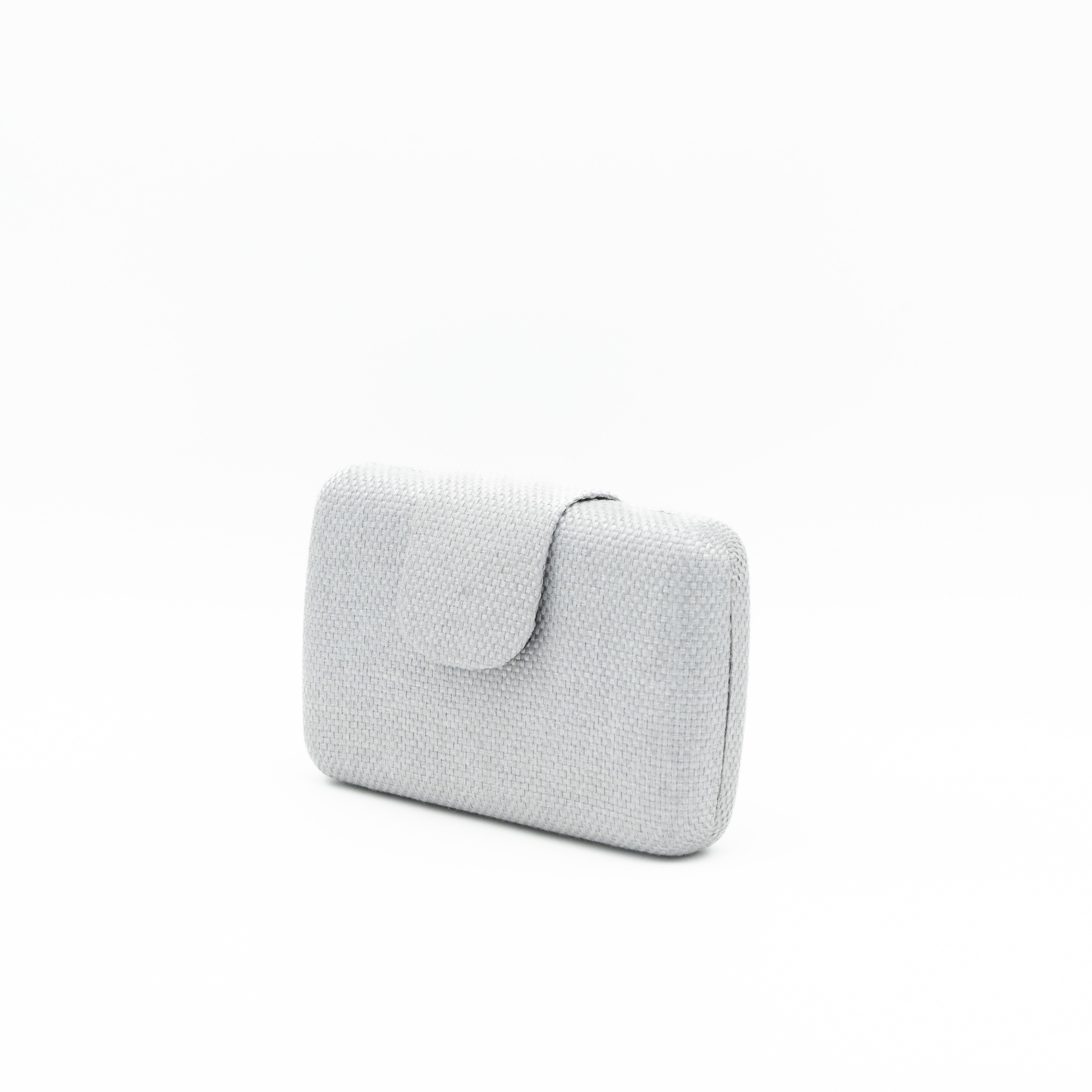 Bolso de fiesta de rafia plata con solapa y cadena metálica fina desmontable