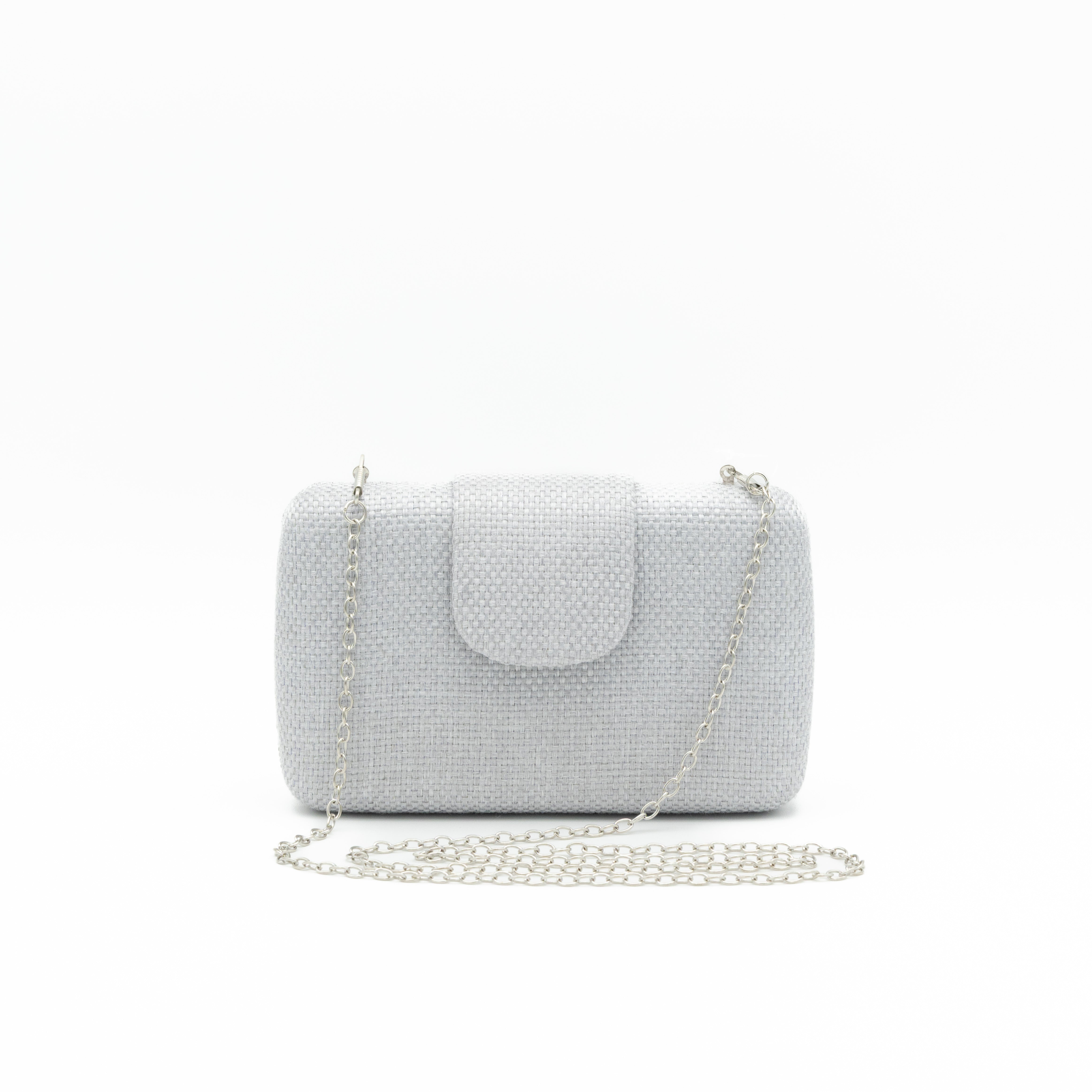Bolso de fiesta de rafia plata con solapa y cadena metálica fina desmontable
