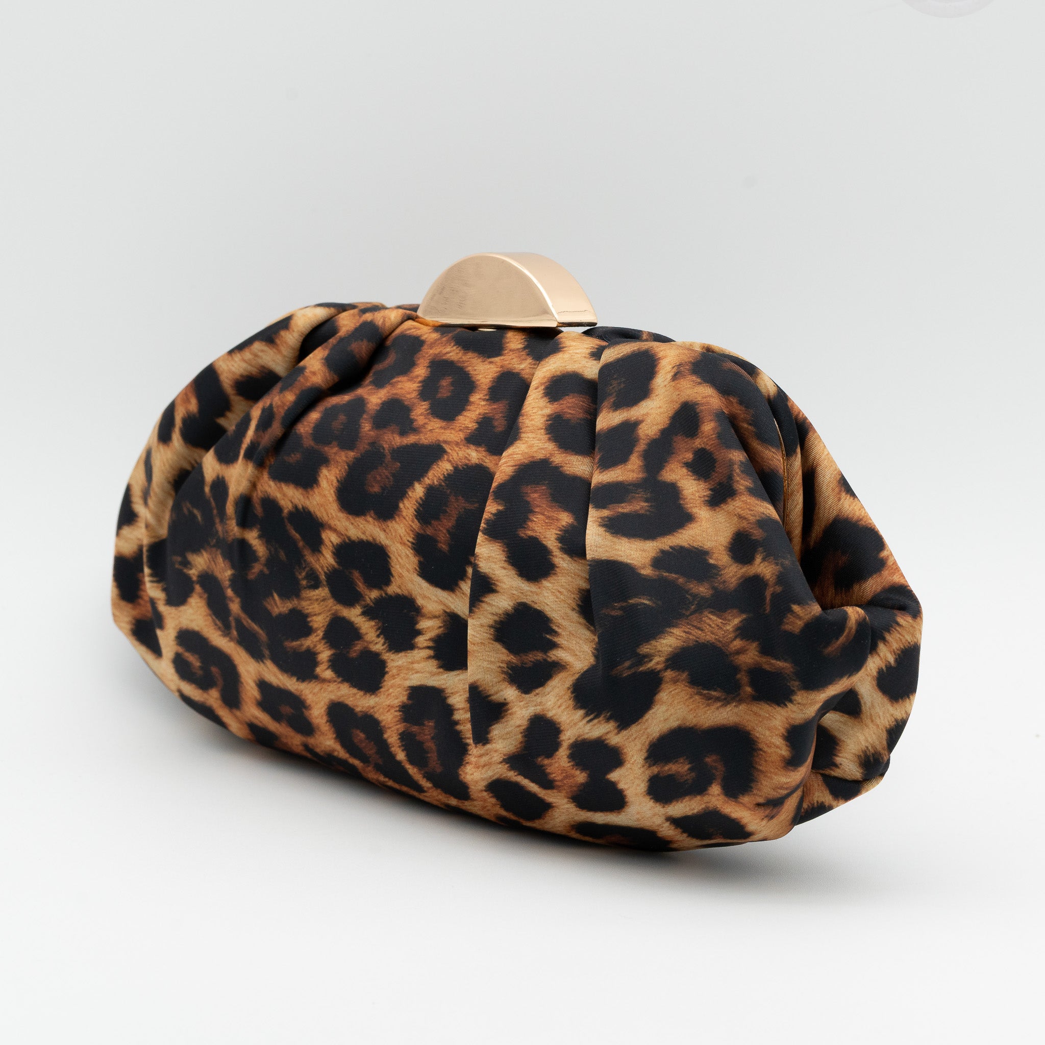 Bolso de fiesta con diseño en raso y estampado de leopardo, estructura media luna y cierre metálico