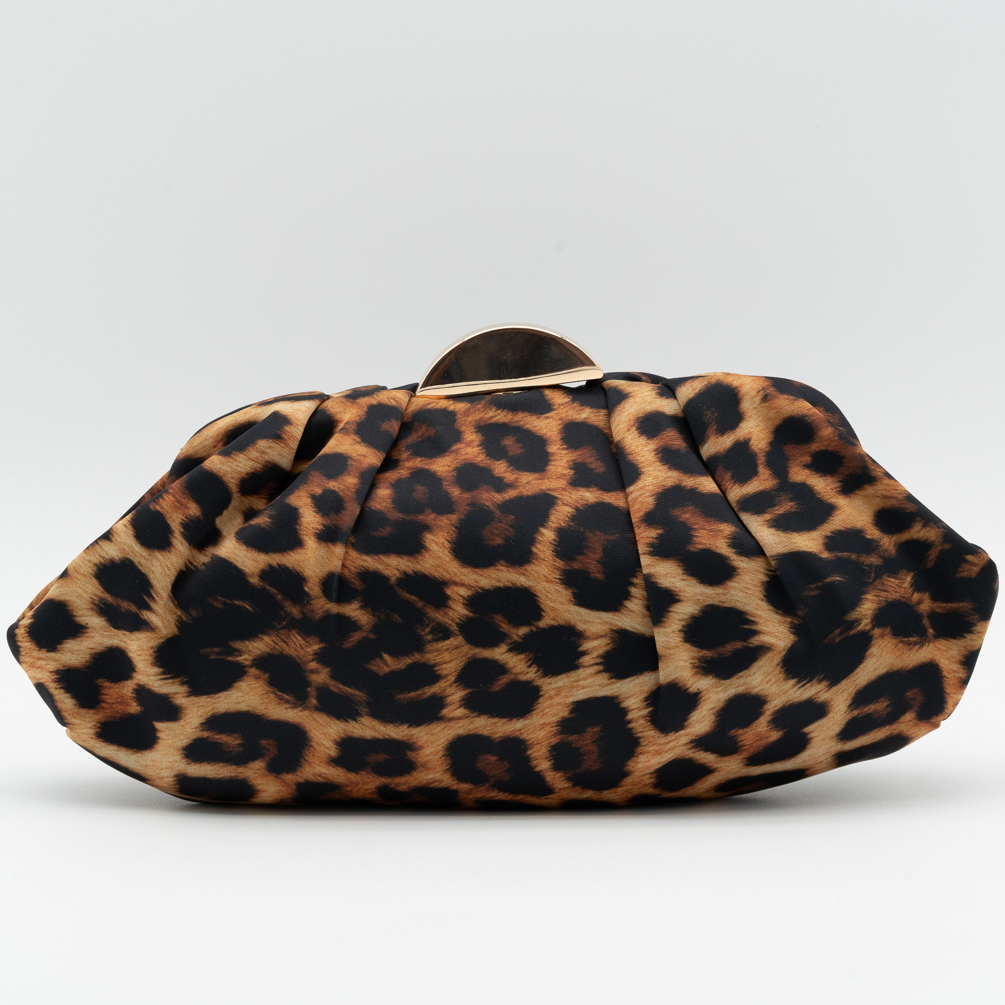 Bolso de fiesta con diseño en raso y estampado de leopardo, estructura media luna y cierre metálico