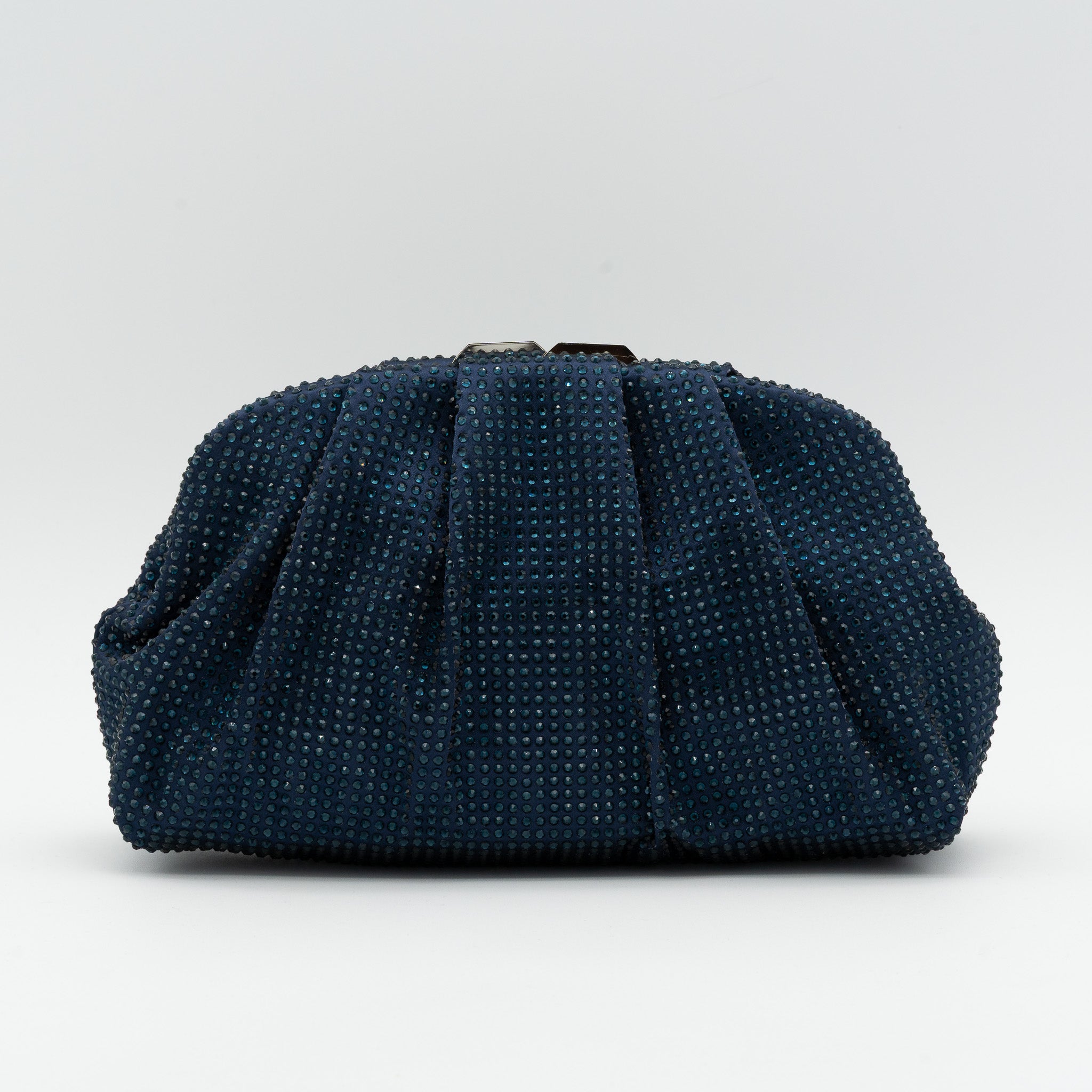 Bolso de fiesta de raso azul marino con pedrería y fruncido