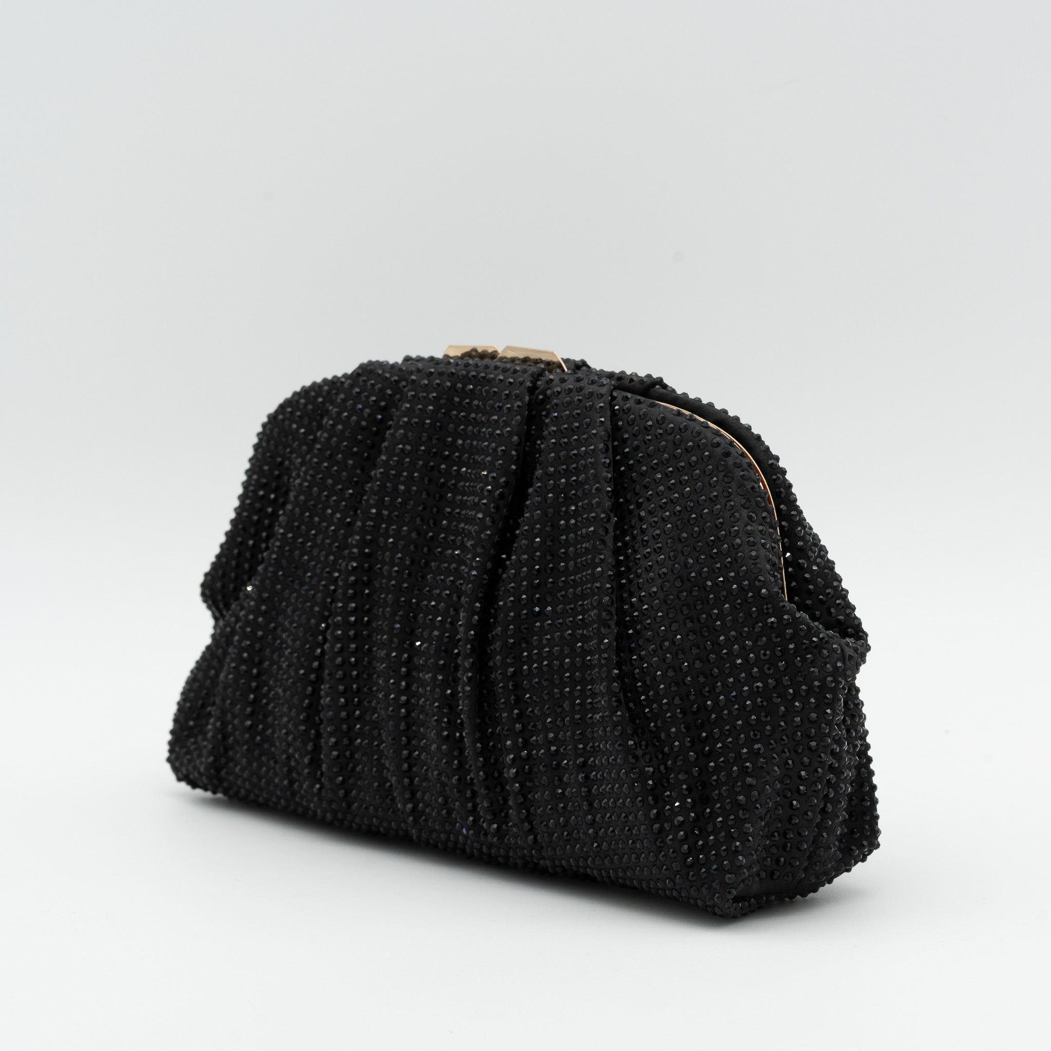 Bolso de fiesta de raso negro con pedrería y fruncido