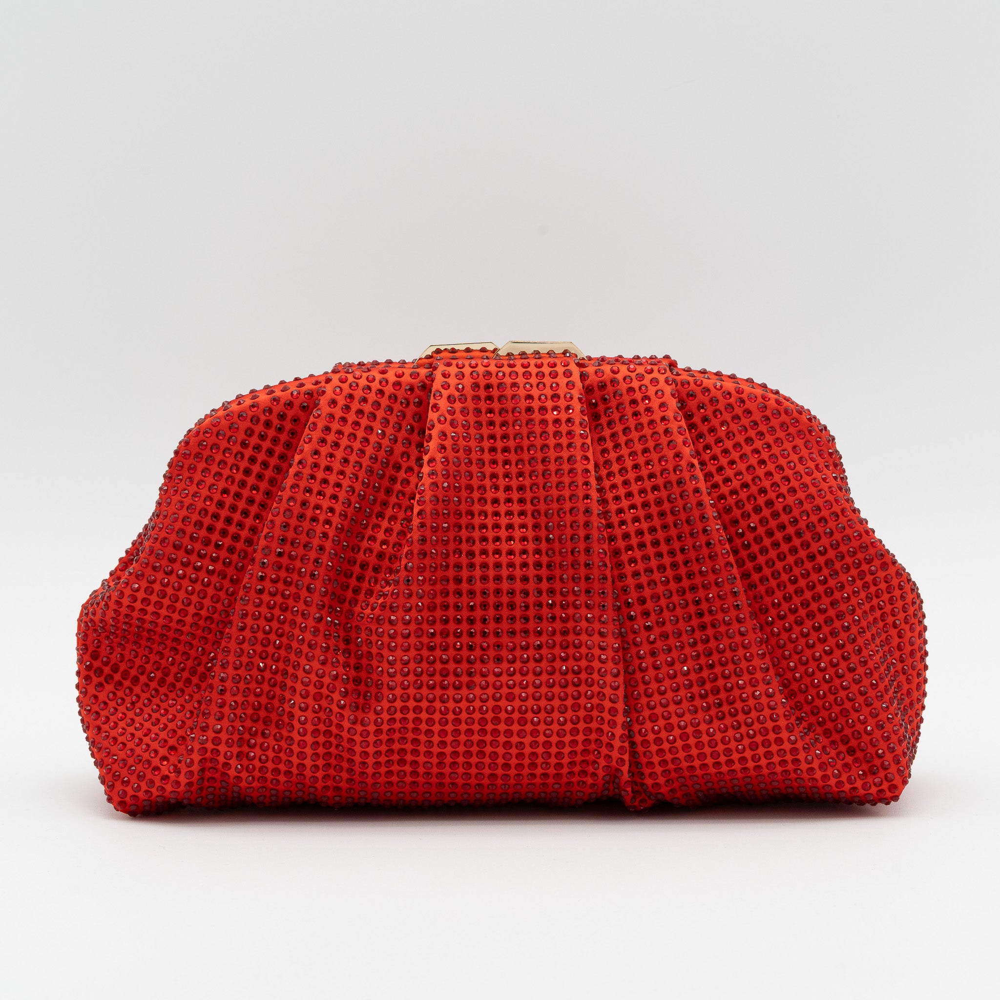 Bolso de fiesta de raso rojo con pedrería y fruncido