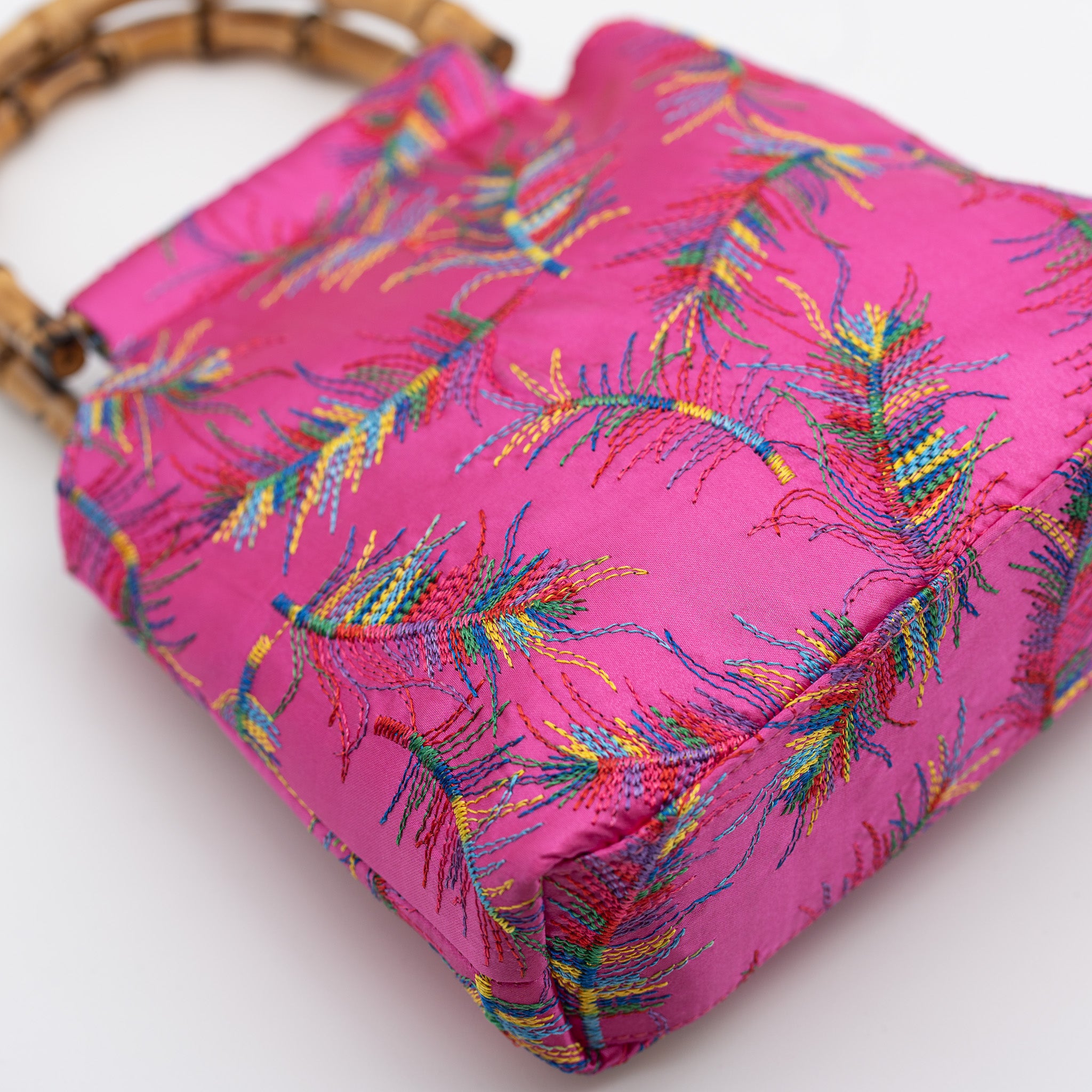 Bolso de fiesta en raso buganvilla con bordados laterales, asa de bambú, bolsillo interior con cremallera y cierre magnético