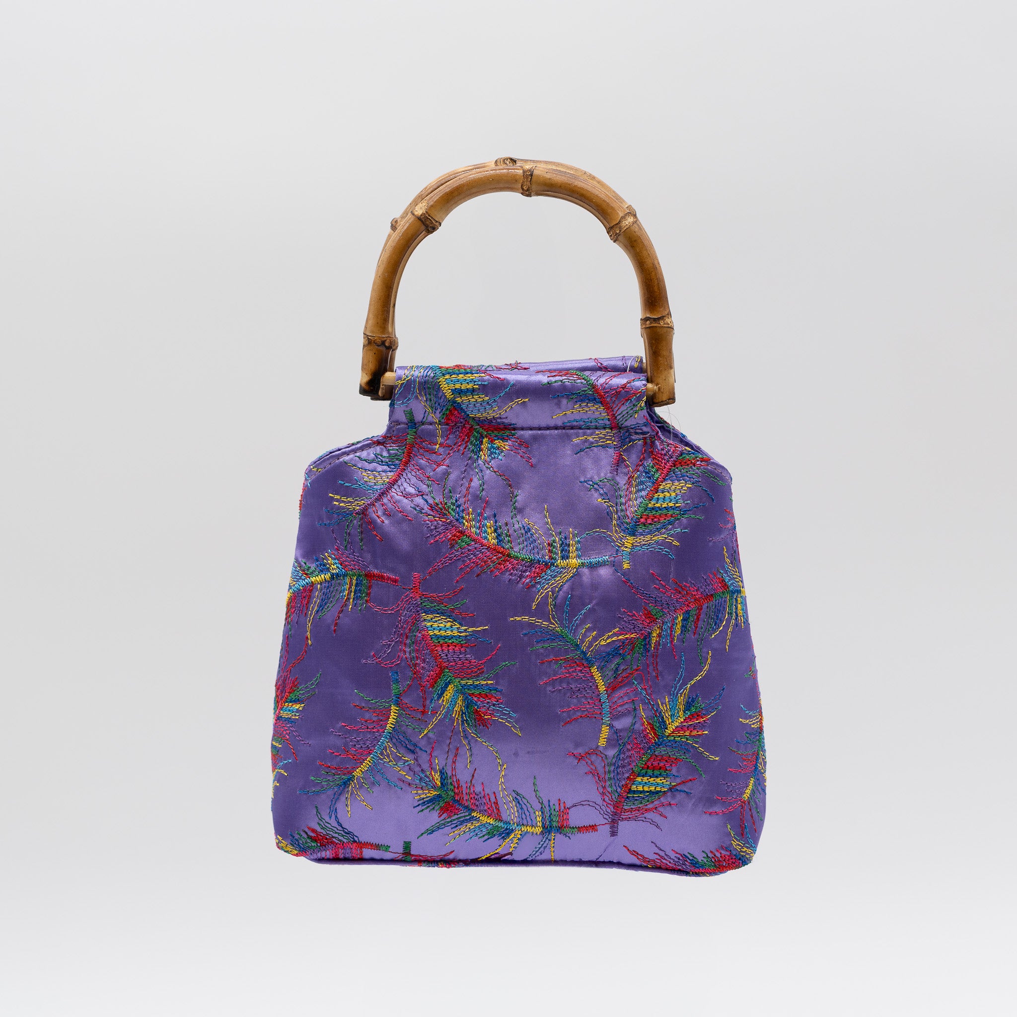 Bolso de fiesta en raso lila con bordados laterales, asa de bambú, bolsillo interior con cremallera y cierre magnético