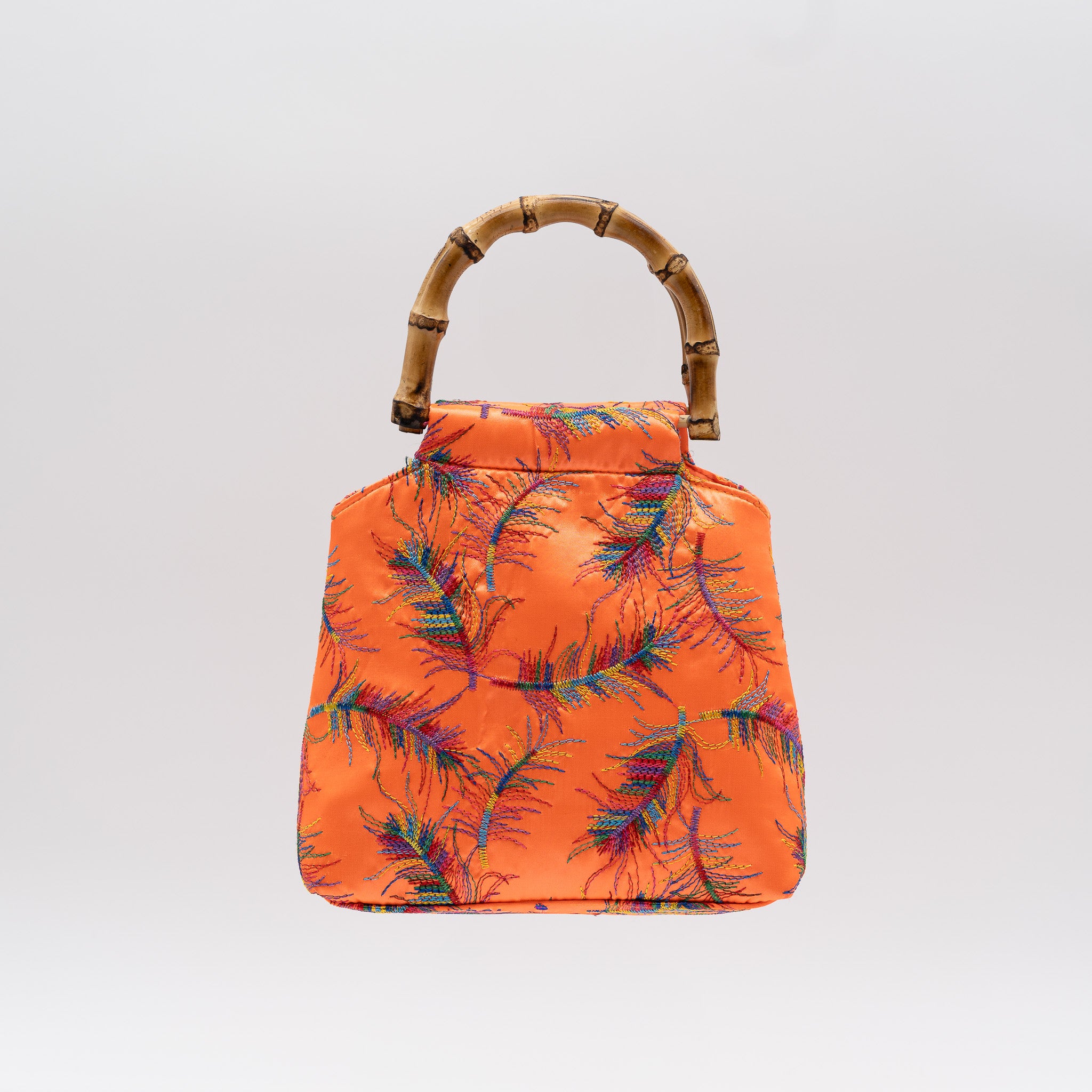 Bolso de fiesta en raso naranja con bordados laterales, asa de bambú, bolsillo interior con cremallera y cierre magnético