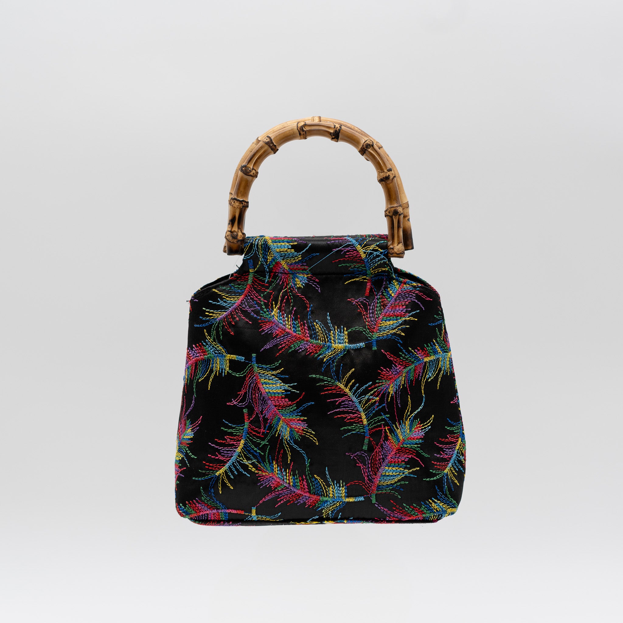 Bolso de fiesta en raso negro con bordados laterales, asa de bambú, bolsillo interior con cremallera y cierre magnético
