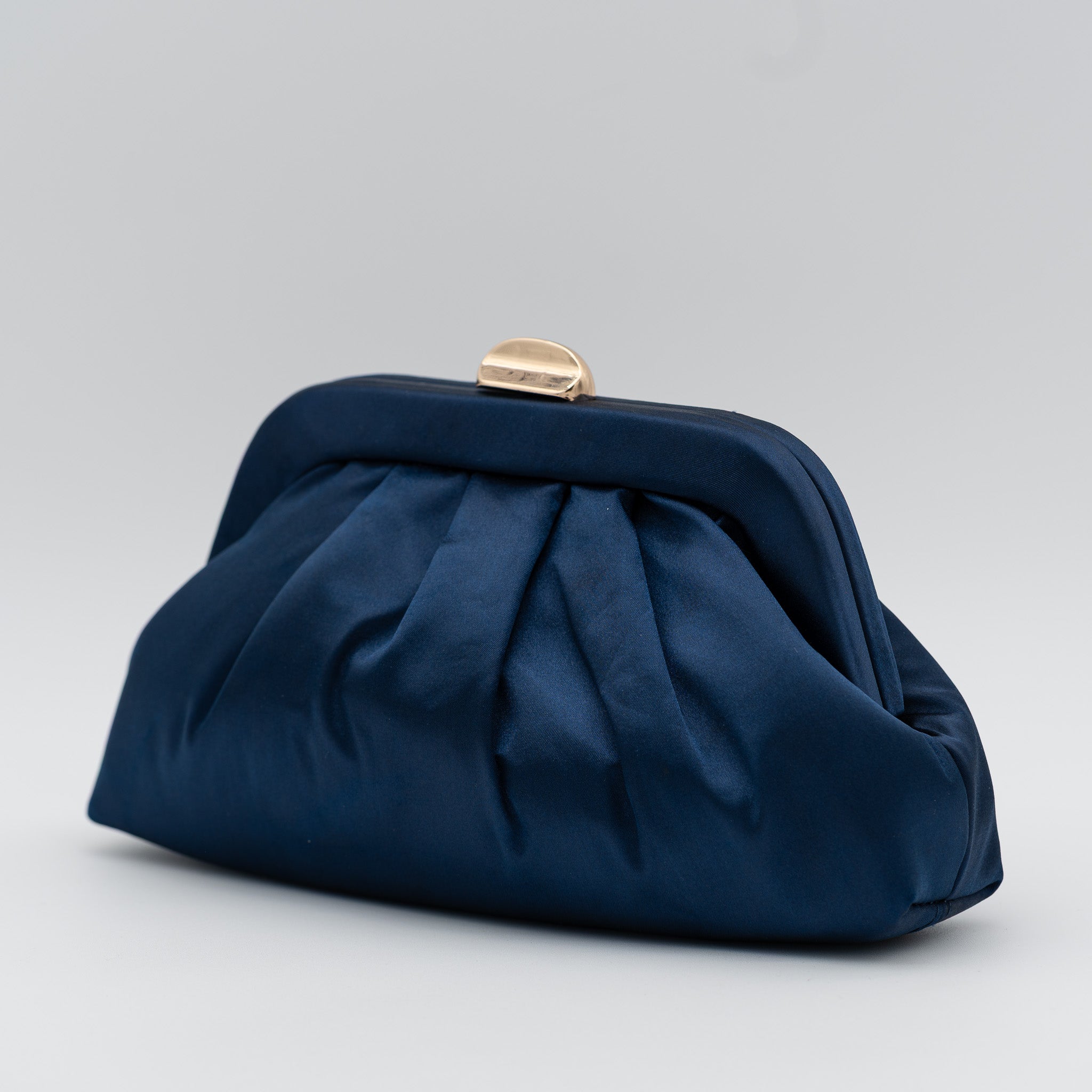 Bolso de fiesta satinado azul marino con fruncido, cierre metálico y dos opciones de cadena desmontable, ideal para bodas y cócteles