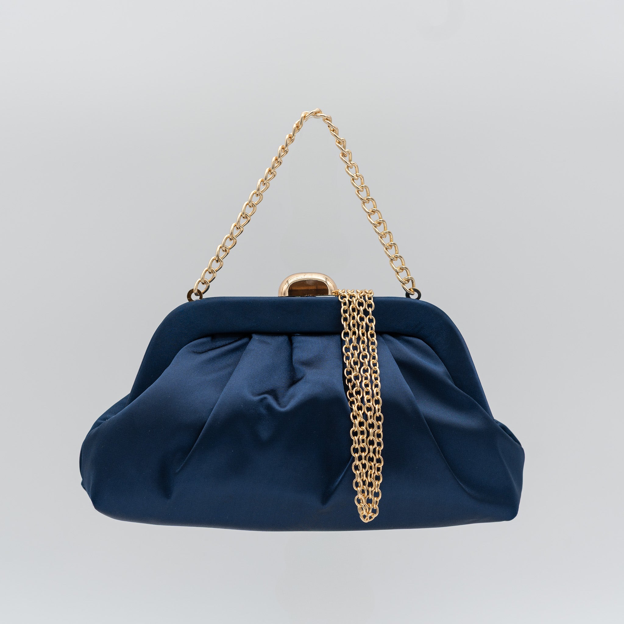 Bolso de fiesta satinado azul marino con fruncido, cierre metálico y dos opciones de cadena desmontable, ideal para bodas y cócteles