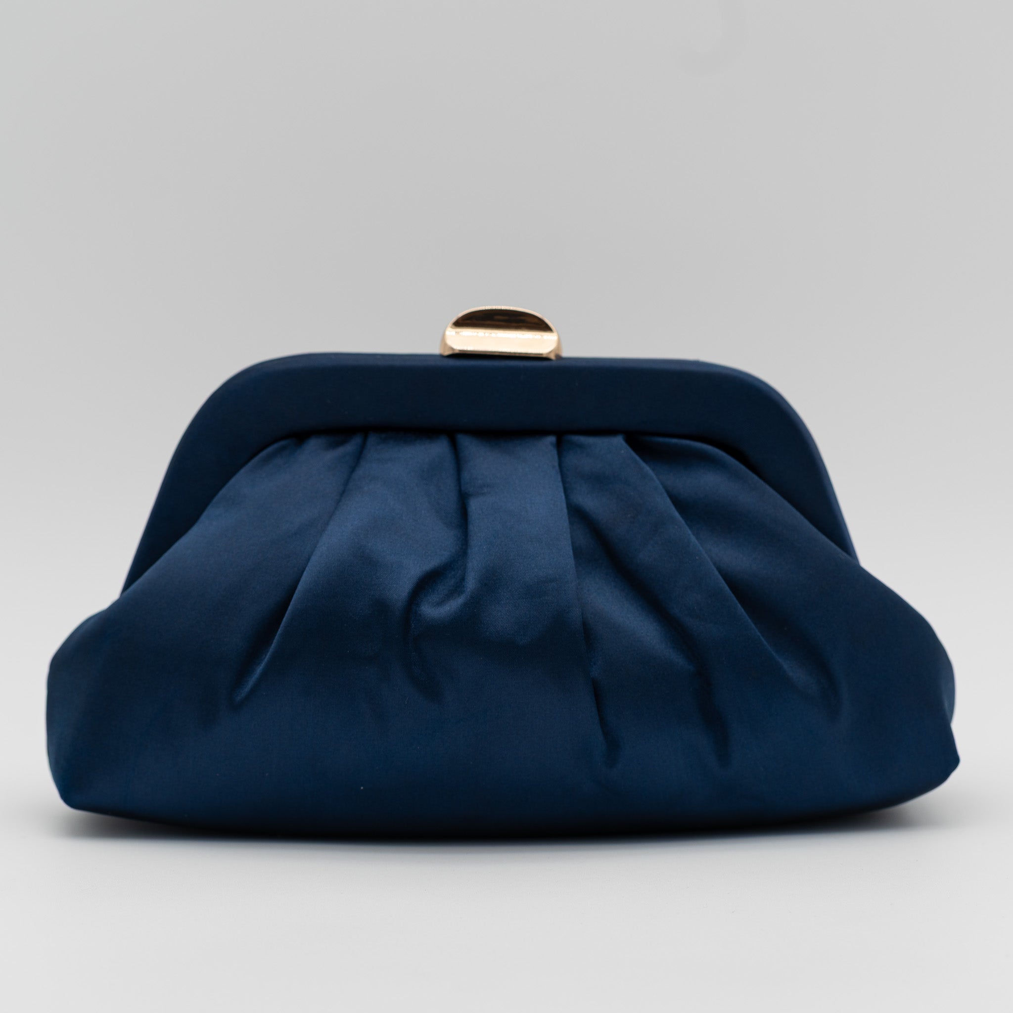 Bolso de fiesta satinado azul marino con fruncido, cierre metálico y dos opciones de cadena desmontable, ideal para bodas y cócteles