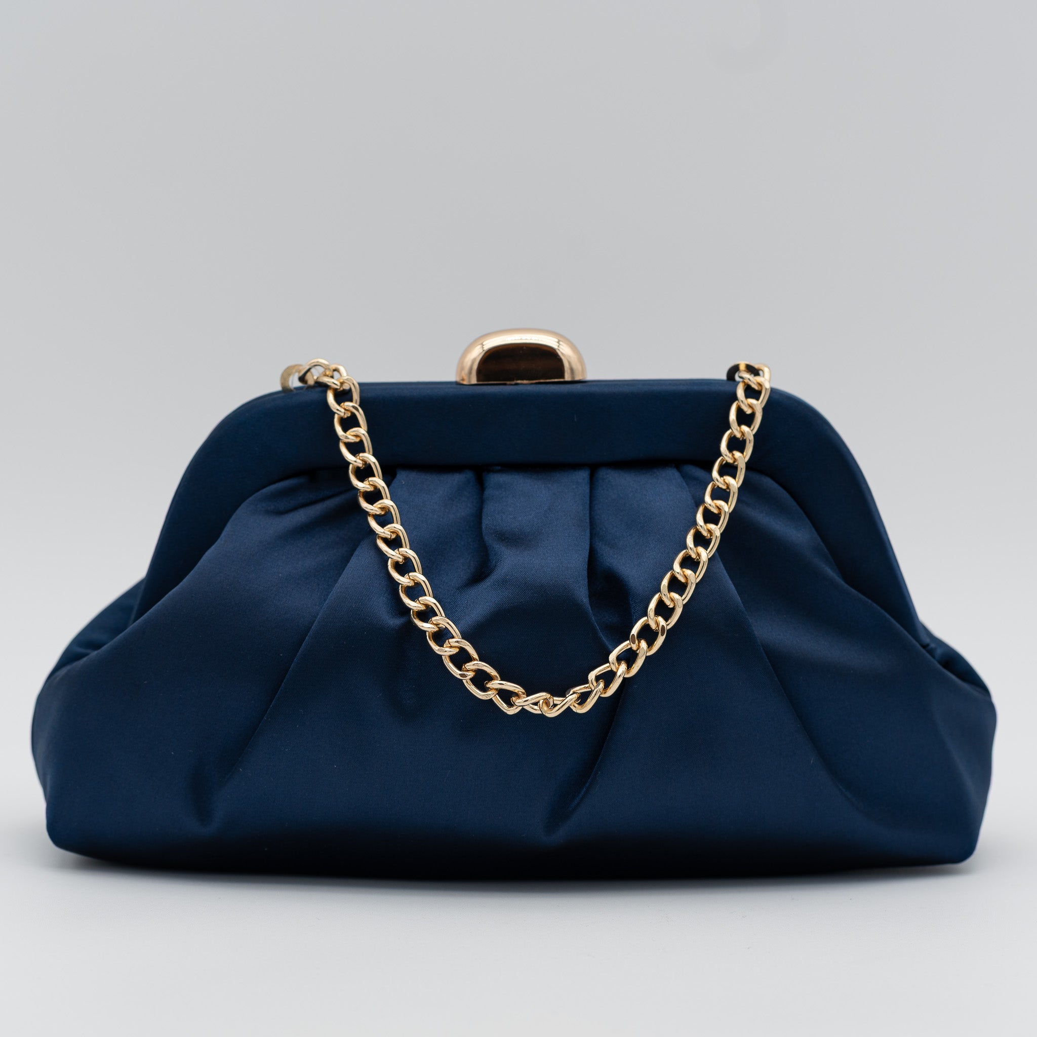 Bolso de fiesta satinado azul marino con fruncido, cierre metálico y dos opciones de cadena desmontable, ideal para bodas y cócteles