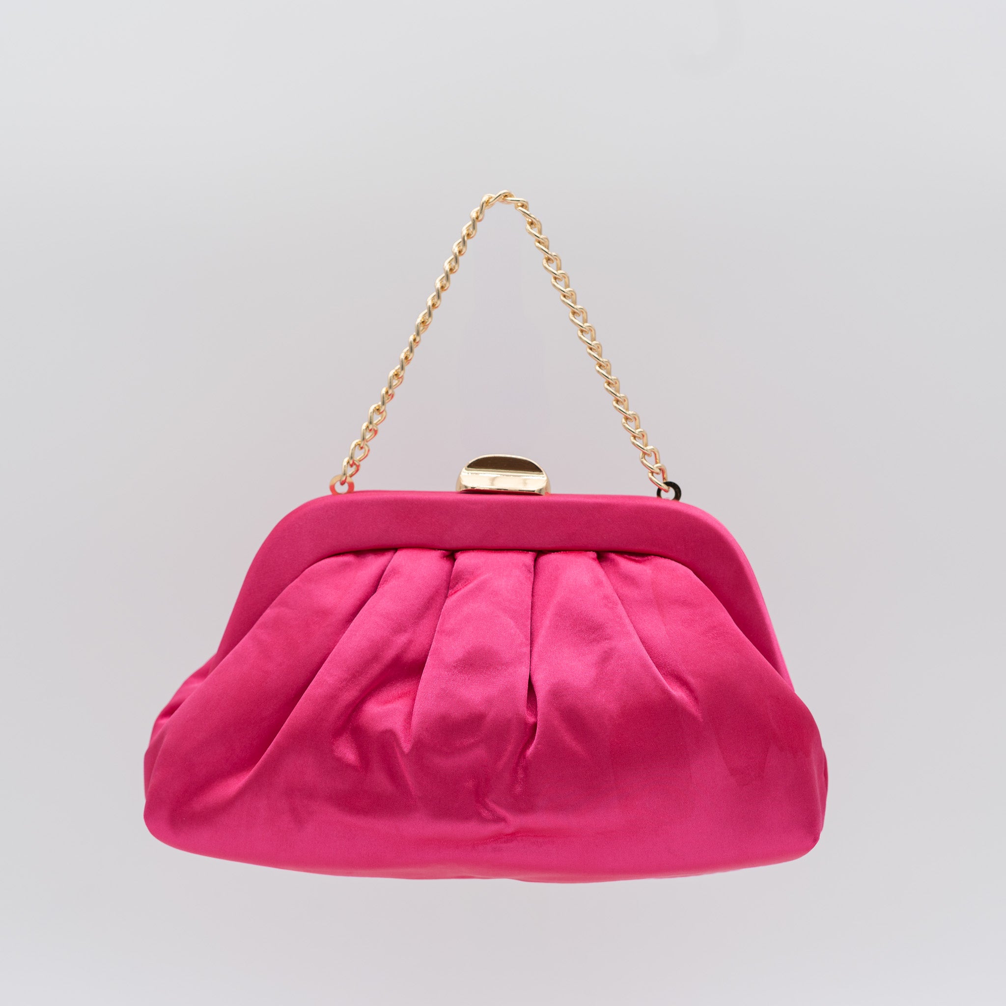 Bolso de fiesta satinado fresa con fruncido, cierre metálico y dos opciones de cadena desmontable, ideal para bodas y cócteles