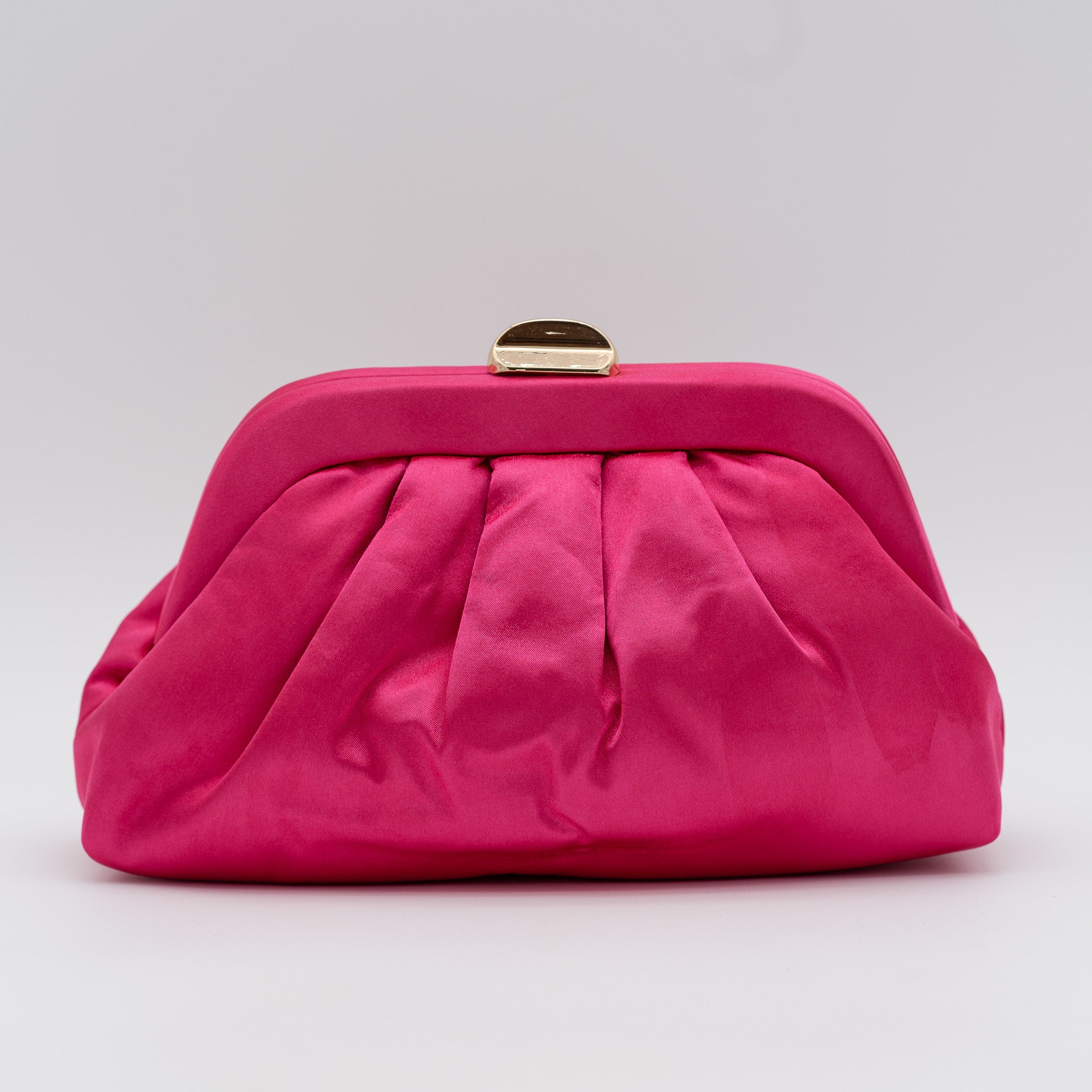 Bolso de fiesta satinado fresa con fruncido, cierre metálico y dos opciones de cadena desmontable, ideal para bodas y cócteles