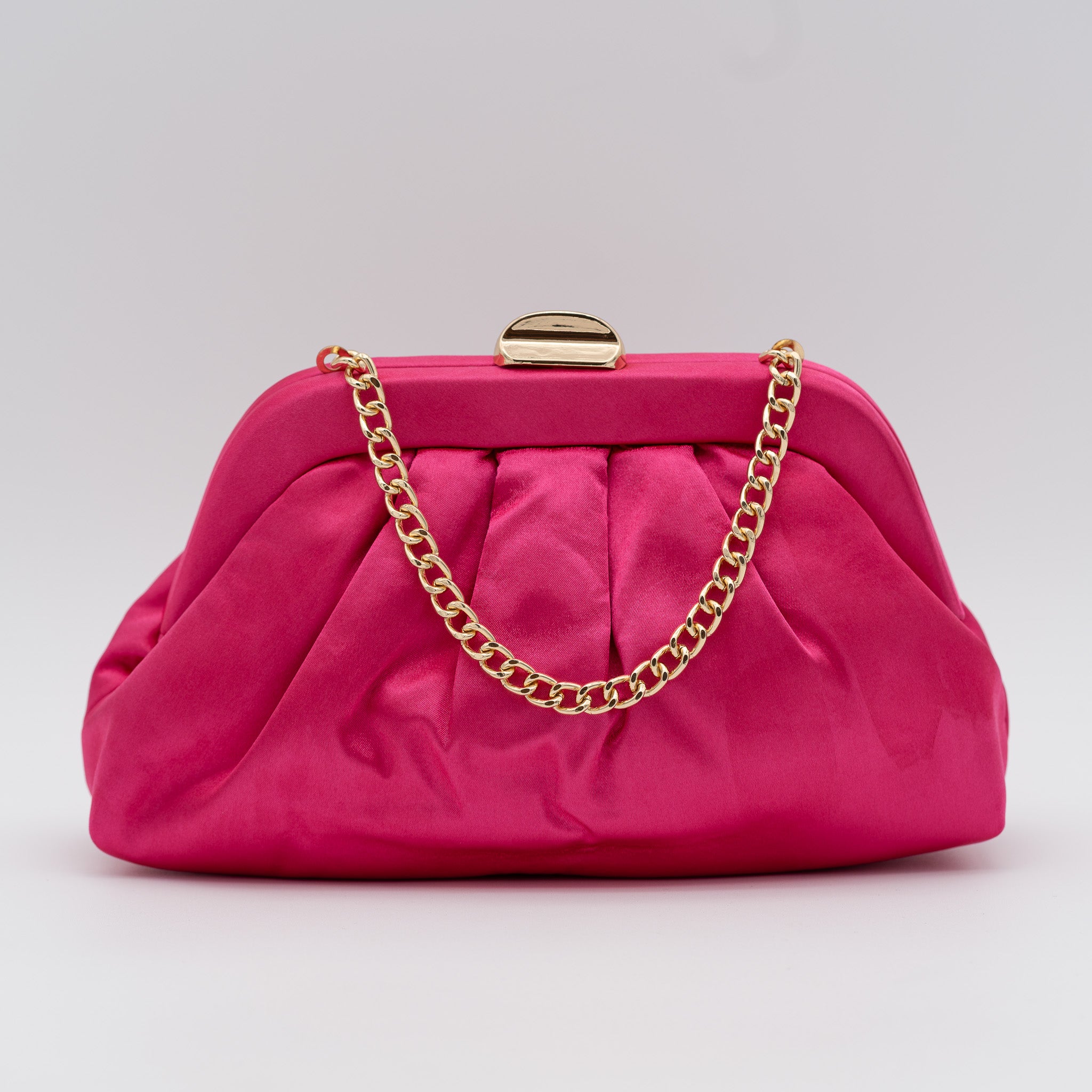 Bolso de fiesta satinado fresa con fruncido, cierre metálico y dos opciones de cadena desmontable, ideal para bodas y cócteles