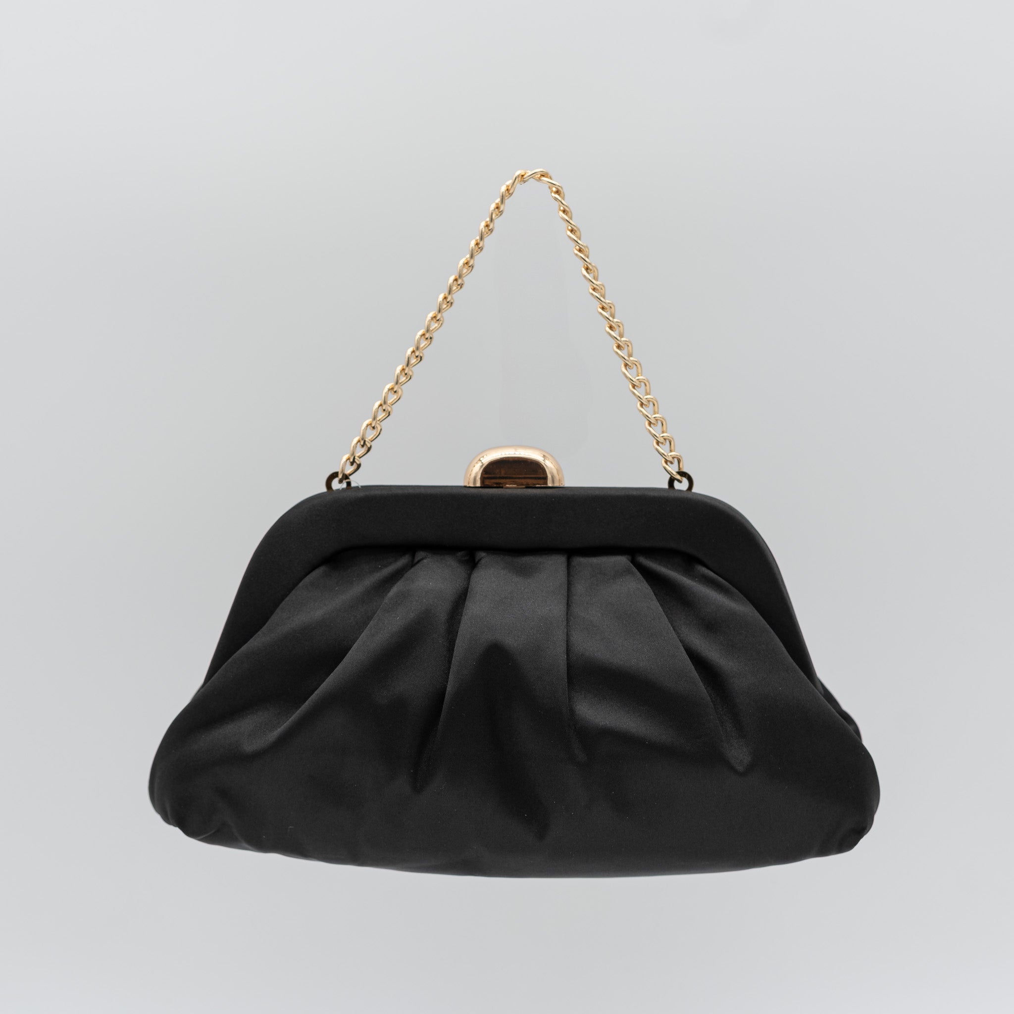 Bolso de fiesta satinado negro con fruncido, cierre metálico y dos opciones de cadena desmontable, ideal para bodas y cócteles