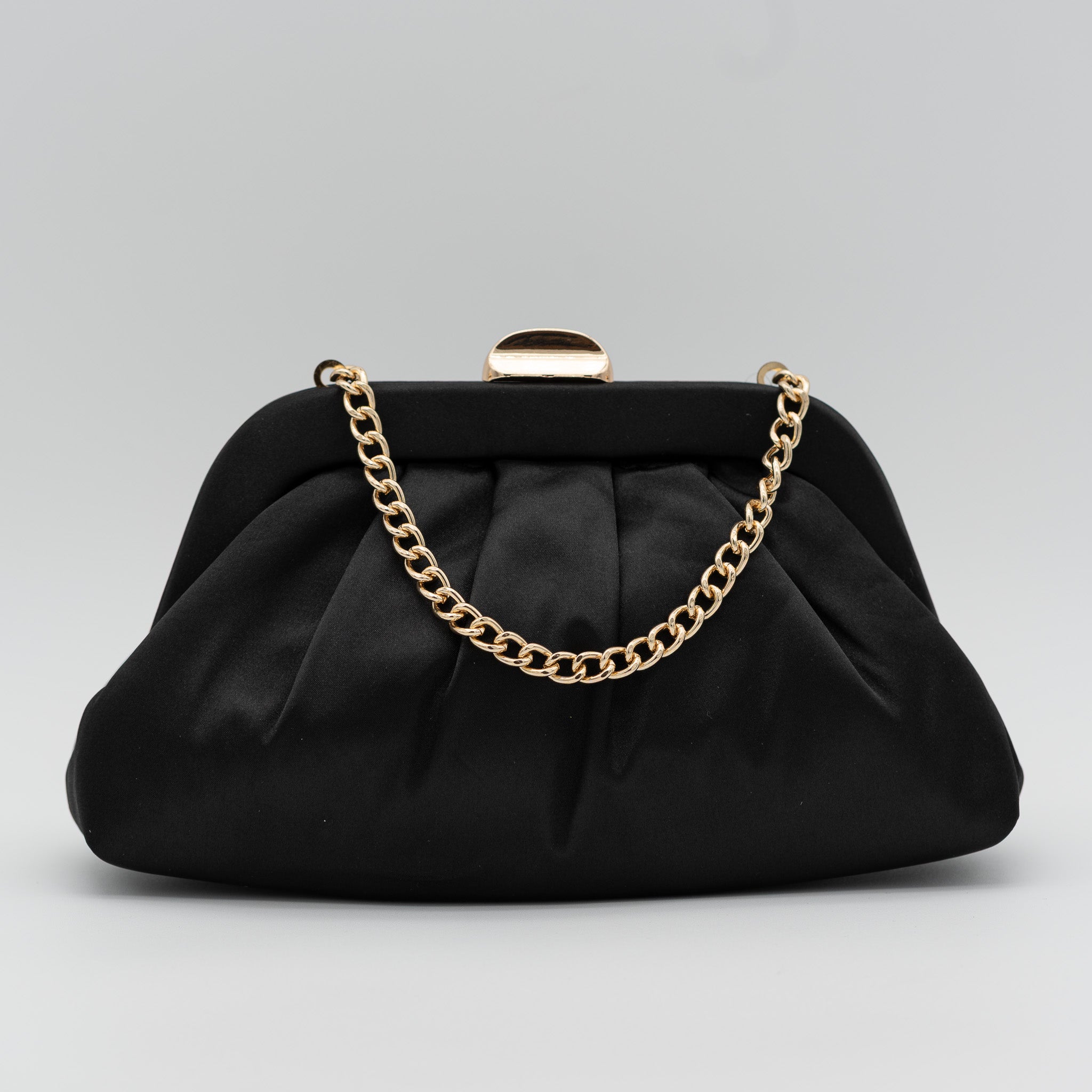 Bolso de fiesta satinado negro con fruncido, cierre metálico y dos opciones de cadena desmontable, ideal para bodas y cócteles