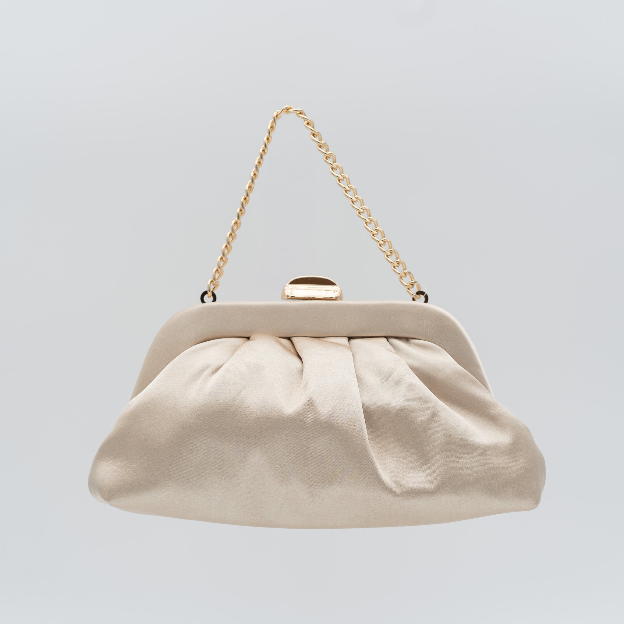 Bolso de fiesta satinado oro claro con fruncido, cierre metálico y dos opciones de cadena desmontable, ideal para bodas y cócteles