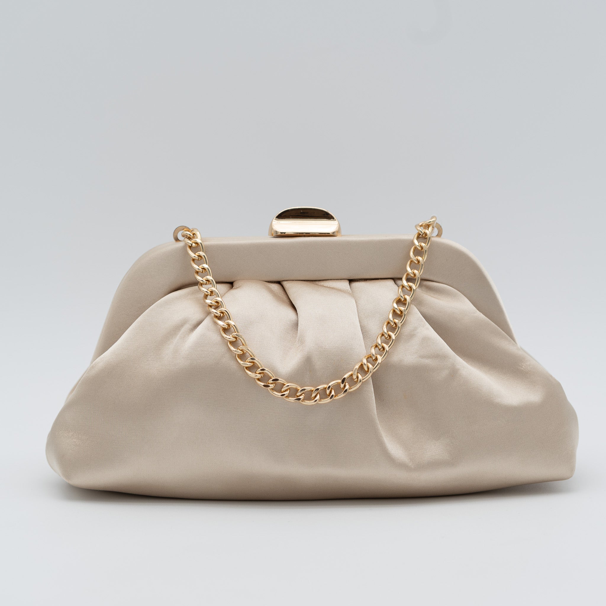 Bolso de fiesta satinado oro claro con fruncido, cierre metálico y dos opciones de cadena desmontable, ideal para bodas y cócteles
