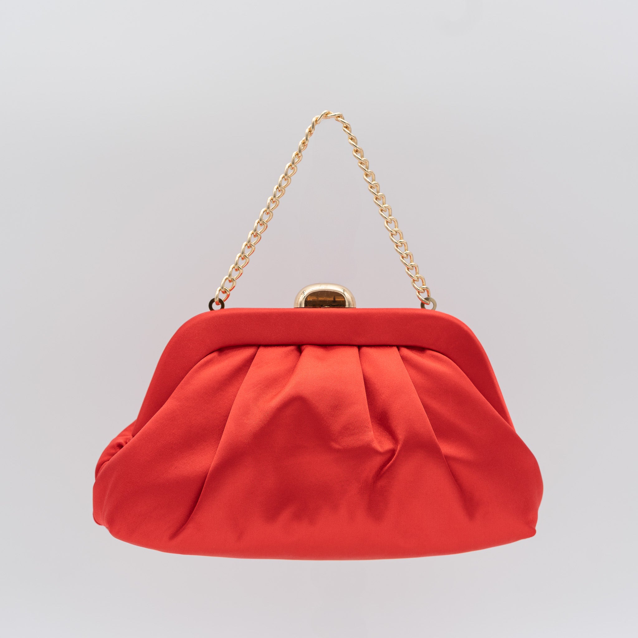 Bolso de fiesta satinado rojo con fruncido, cierre metálico y dos opciones de cadena desmontable, ideal para bodas y cócteles