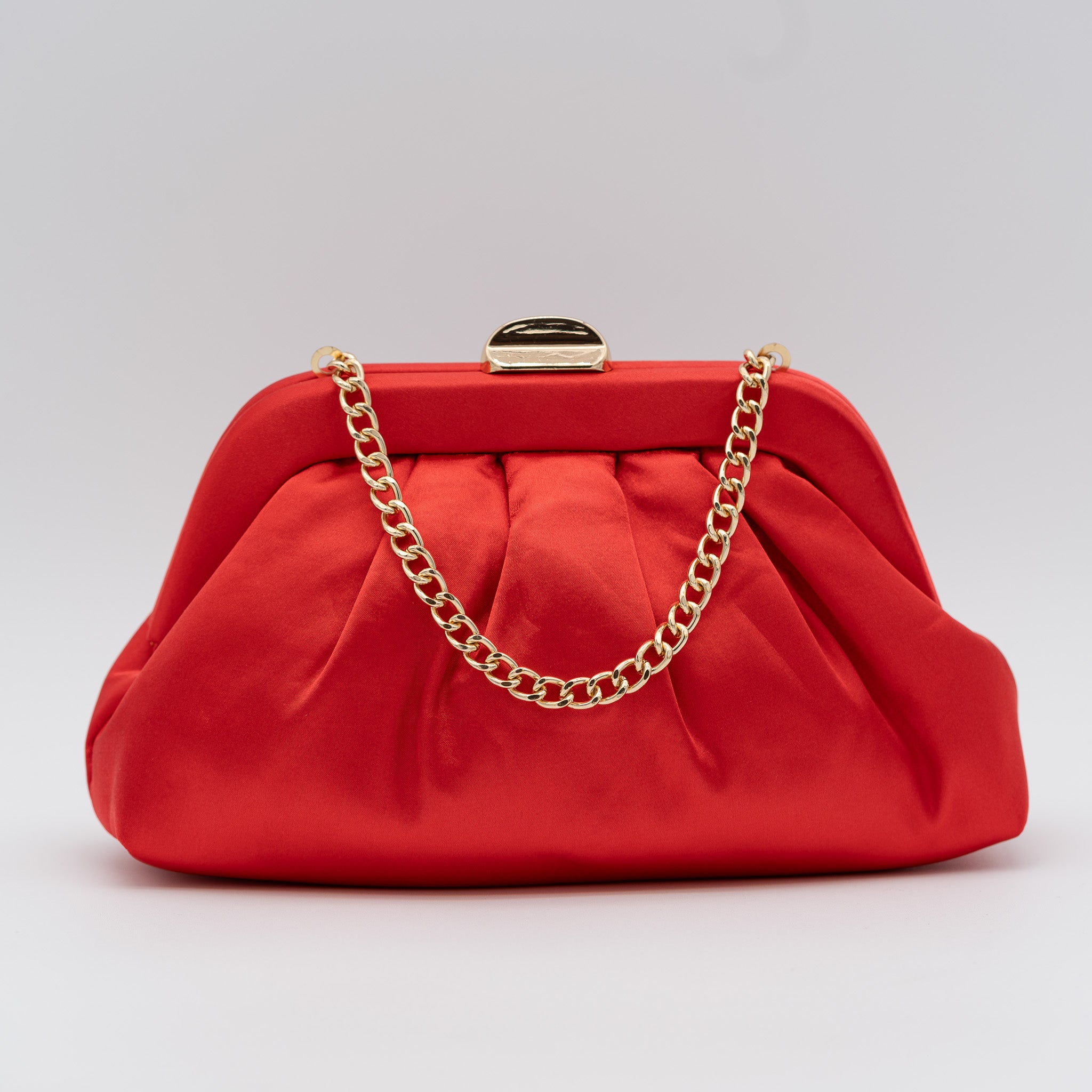 Bolso de fiesta satinado rojo con fruncido, cierre metálico y dos opciones de cadena desmontable, ideal para bodas y cócteles