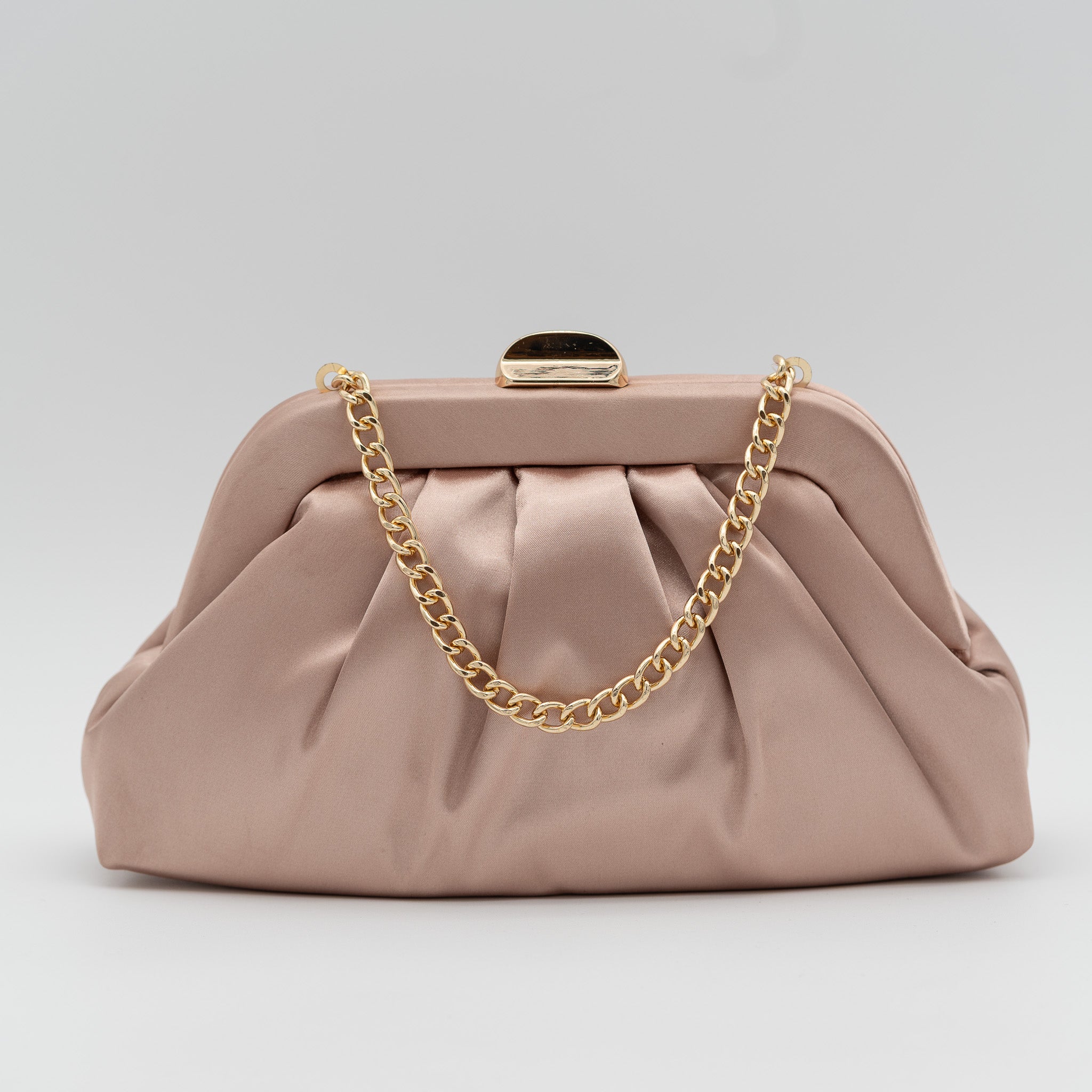Bolso de fiesta satinado rosa palo con fruncido, cierre metálico y dos opciones de cadena desmontable, ideal para bodas y cócteles