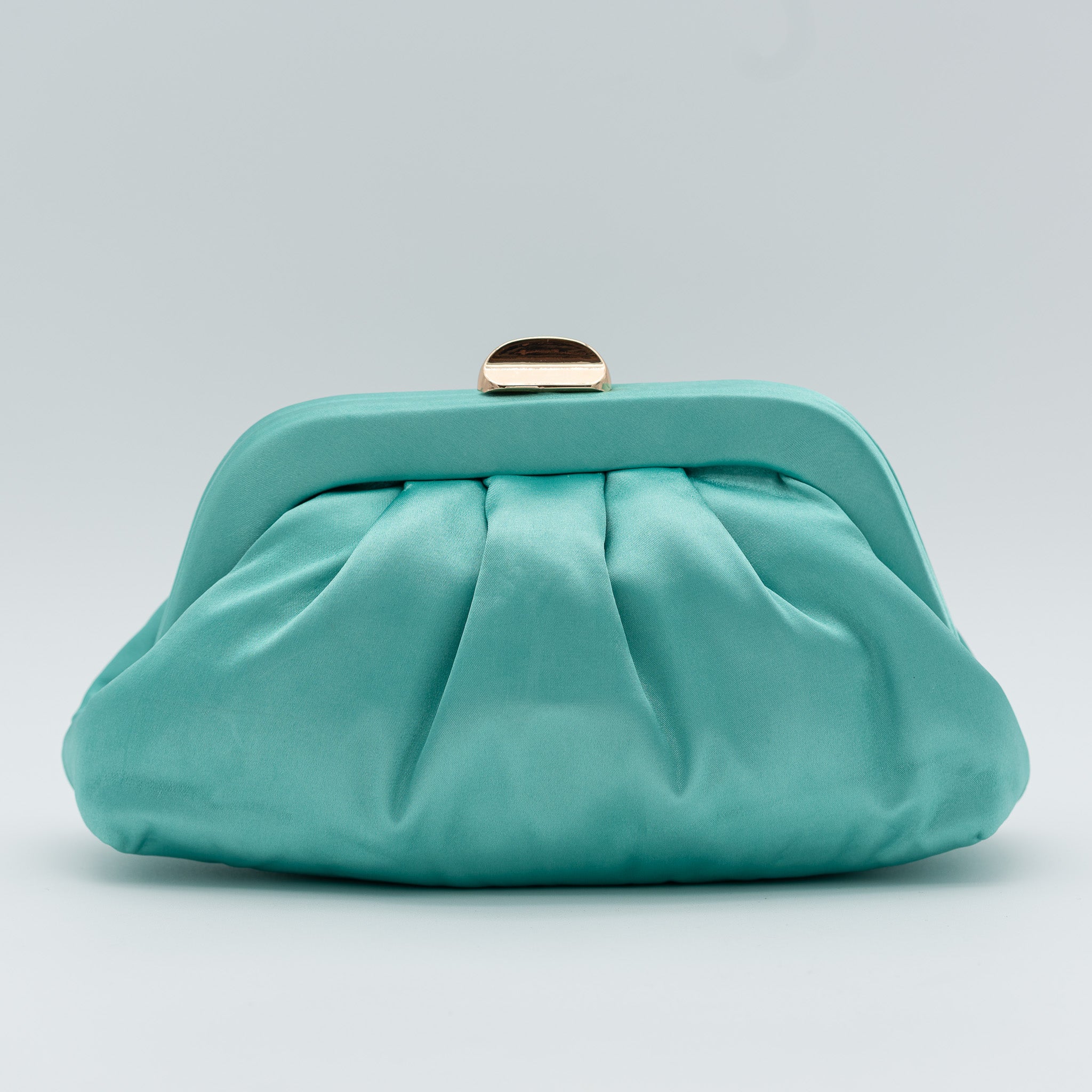 Bolso de fiesta satinado teal con fruncido, cierre metálico y dos opciones de cadena desmontable, ideal para bodas y cócteles