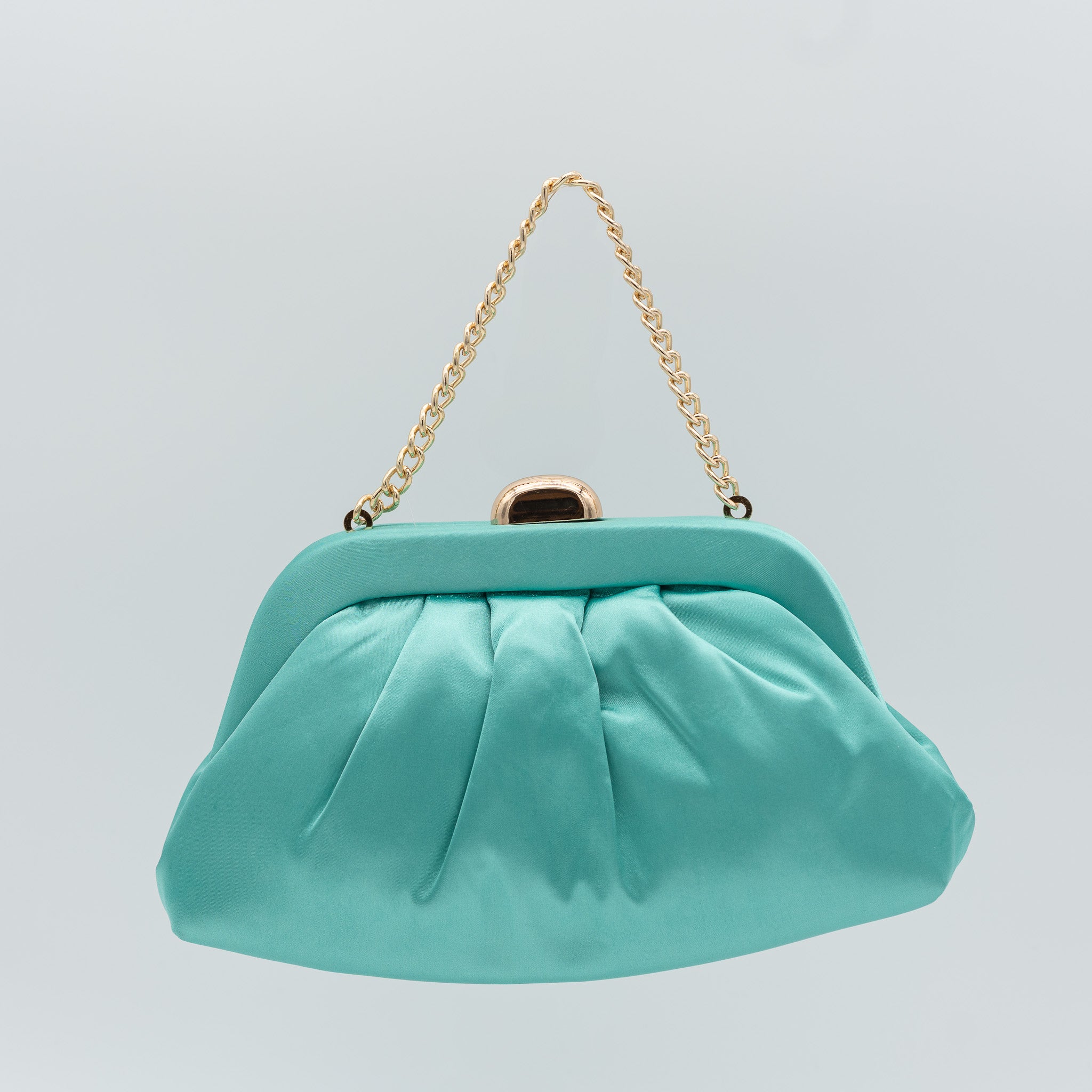 Bolso de fiesta satinado teal con fruncido, cierre metálico y dos opciones de cadena desmontable, ideal para bodas y cócteles