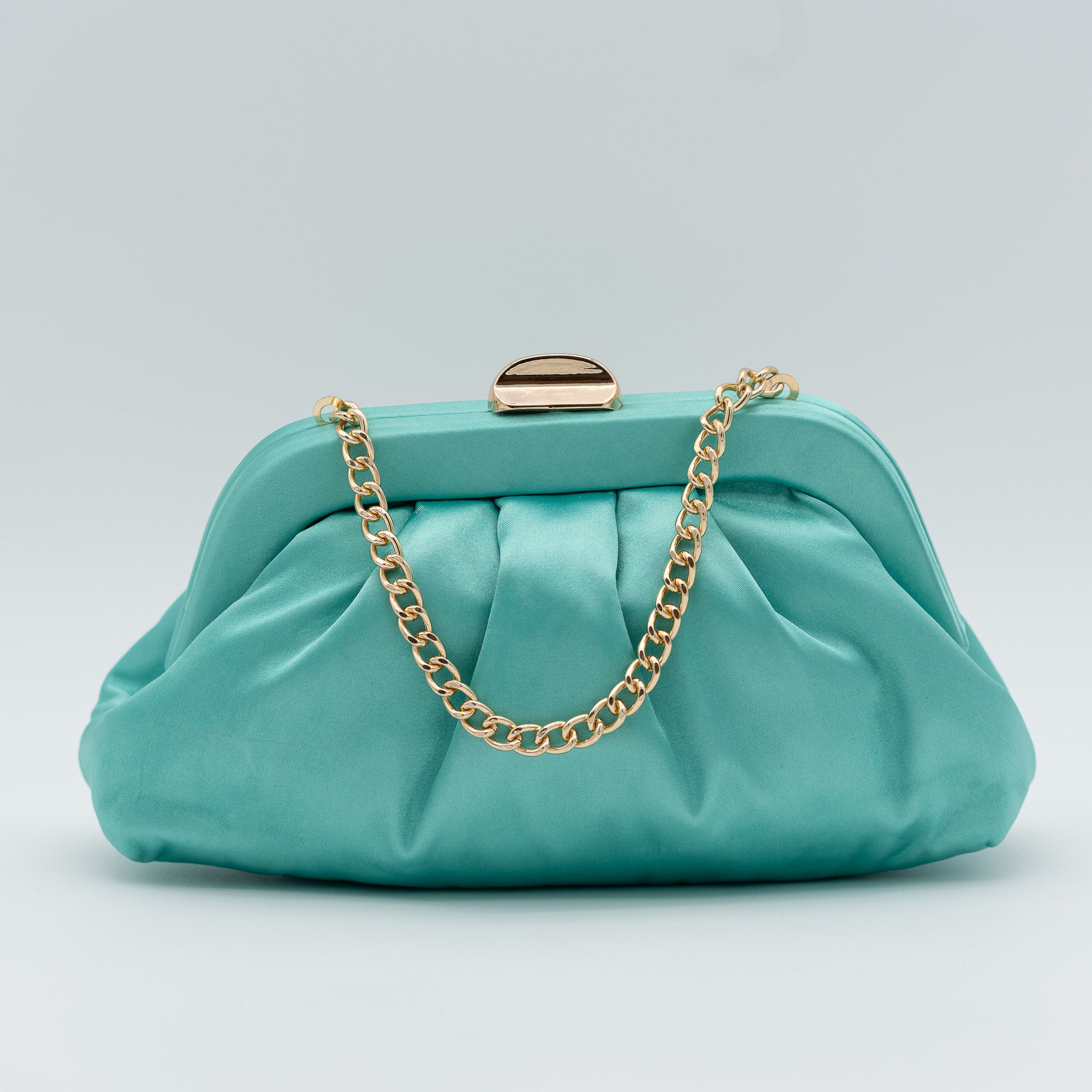 Bolso de fiesta satinado teal con fruncido, cierre metálico y dos opciones de cadena desmontable, ideal para bodas y cócteles