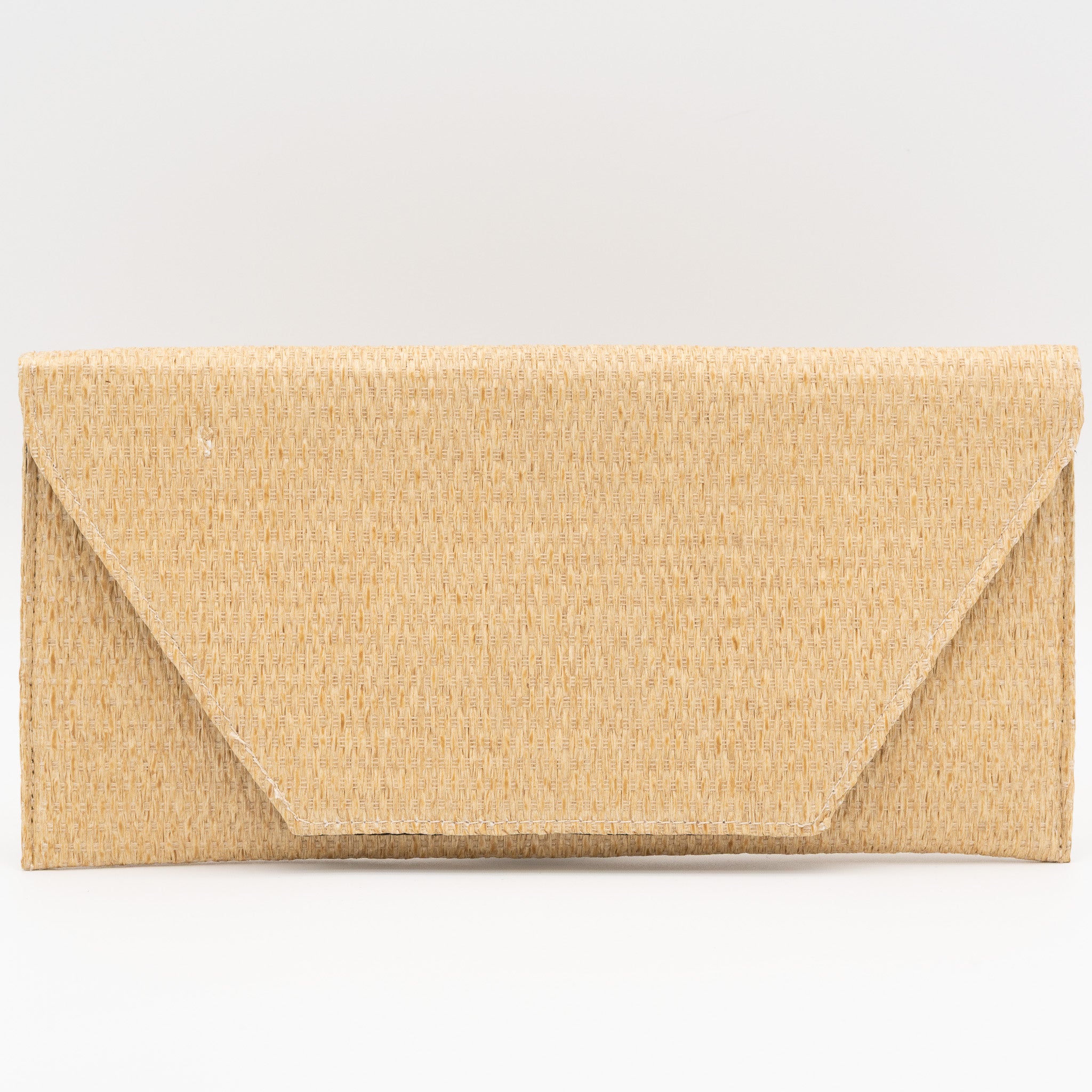 Bolso de fiesta tipo sobre con textura de rafia beige con cierre magnético y cadena desmontable