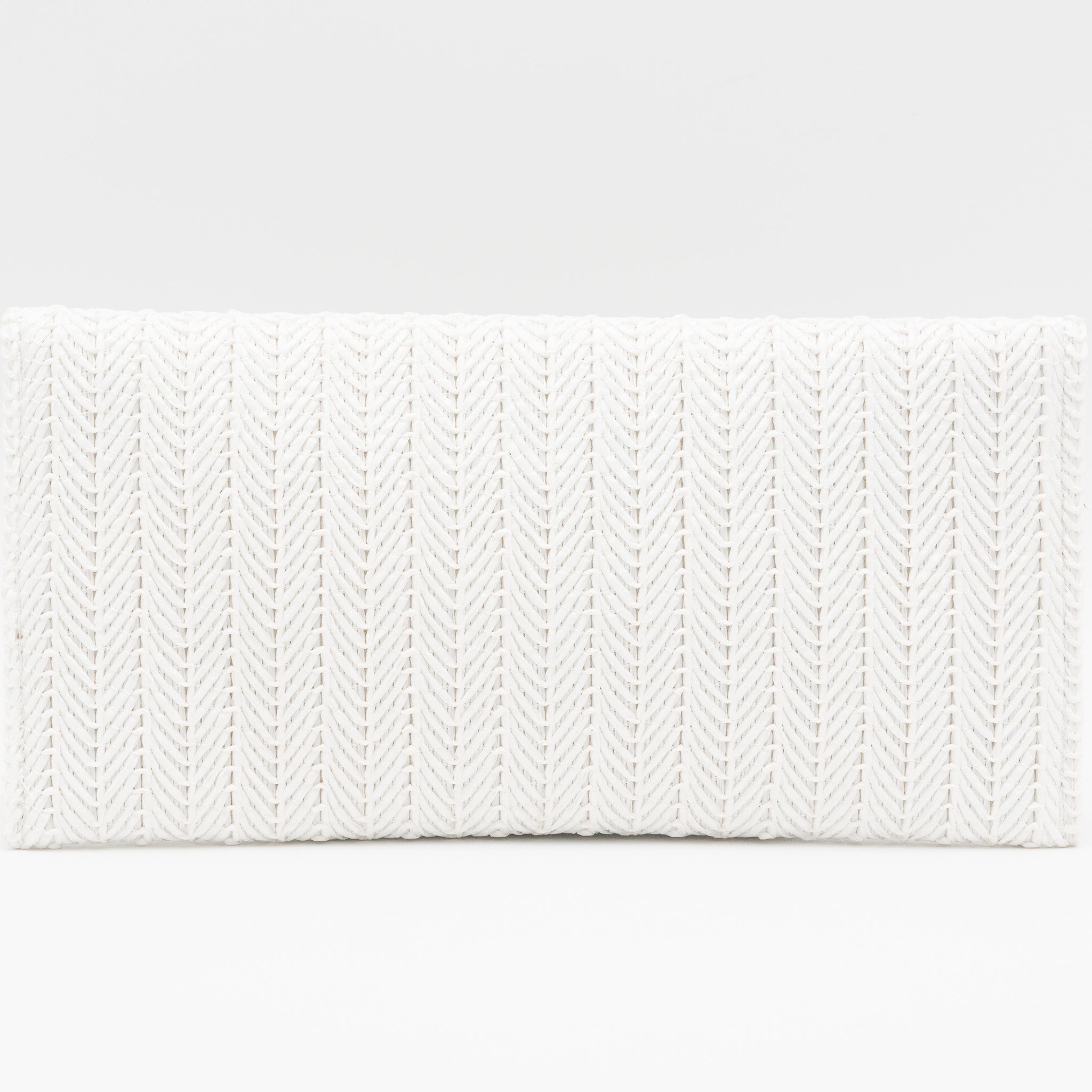 Bolso de fiesta tipo sobre con textura de rafia blanco con cierre magnético y cadena desmontable