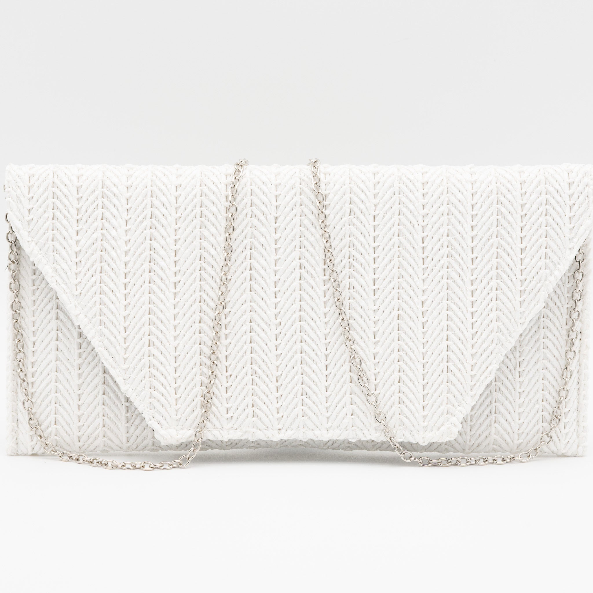 Bolso de fiesta tipo sobre con textura de rafia blanco con cierre magnético y cadena desmontable