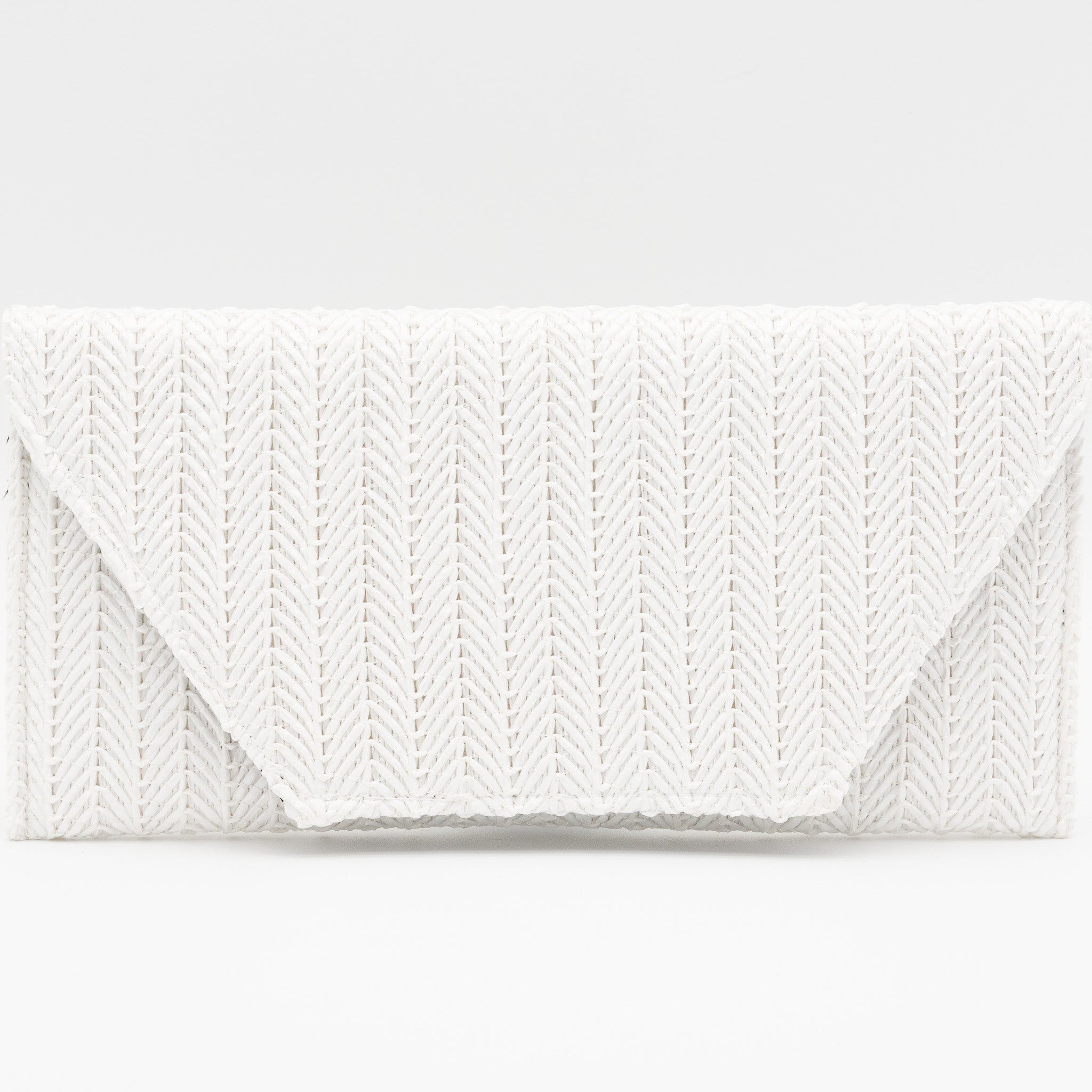 Bolso de fiesta tipo sobre con textura de rafia blanco con cierre magnético y cadena desmontable