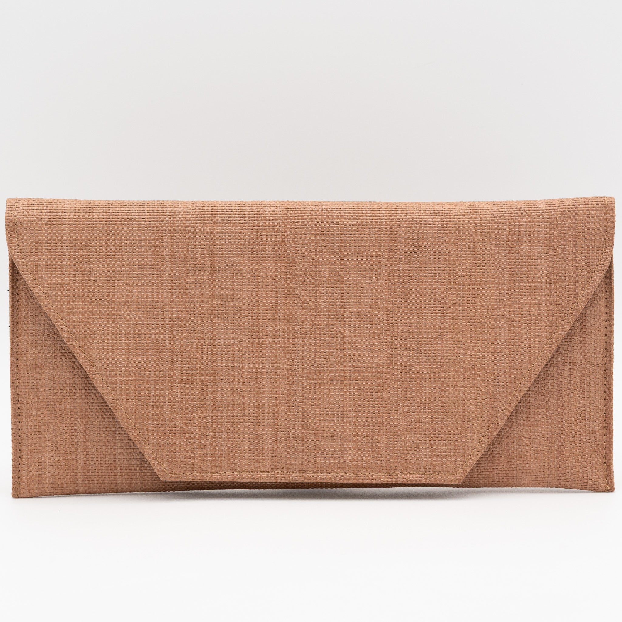 Bolso de fiesta tipo sobre con textura de rafia café con cierre magnético y cadena desmontable