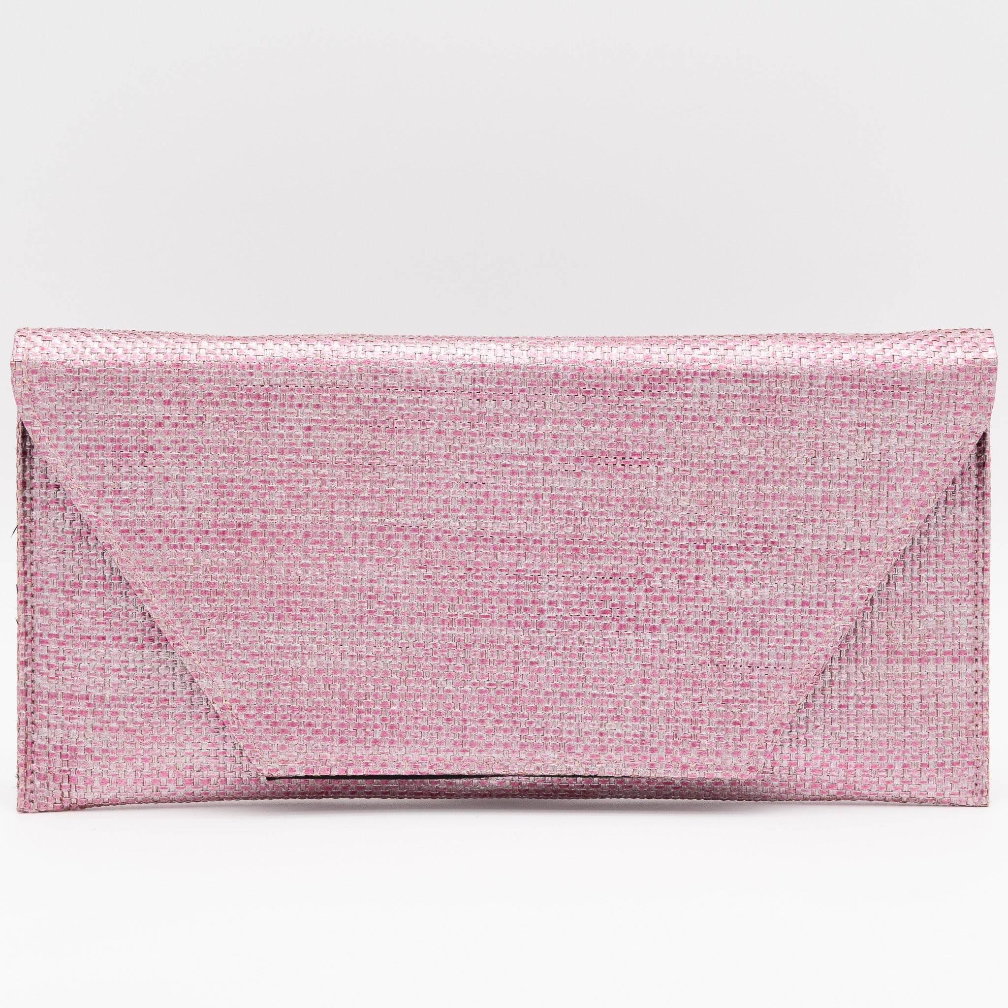 Bolso de fiesta tipo sobre con textura de rafia fucsia con cierre magnético y cadena desmontable