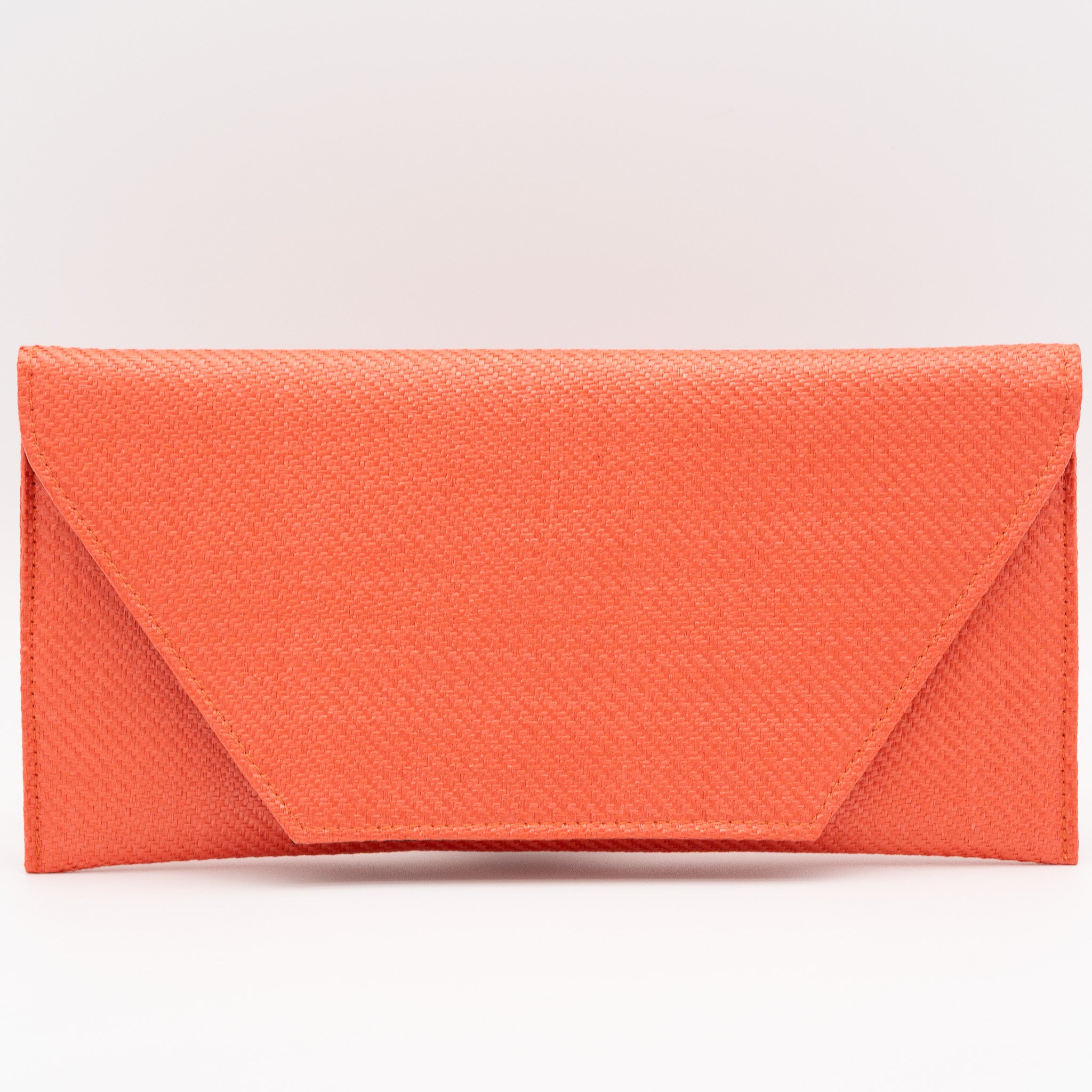 Bolso de fiesta tipo sobre con textura de rafia naranja con cierre magnético y cadena desmontable