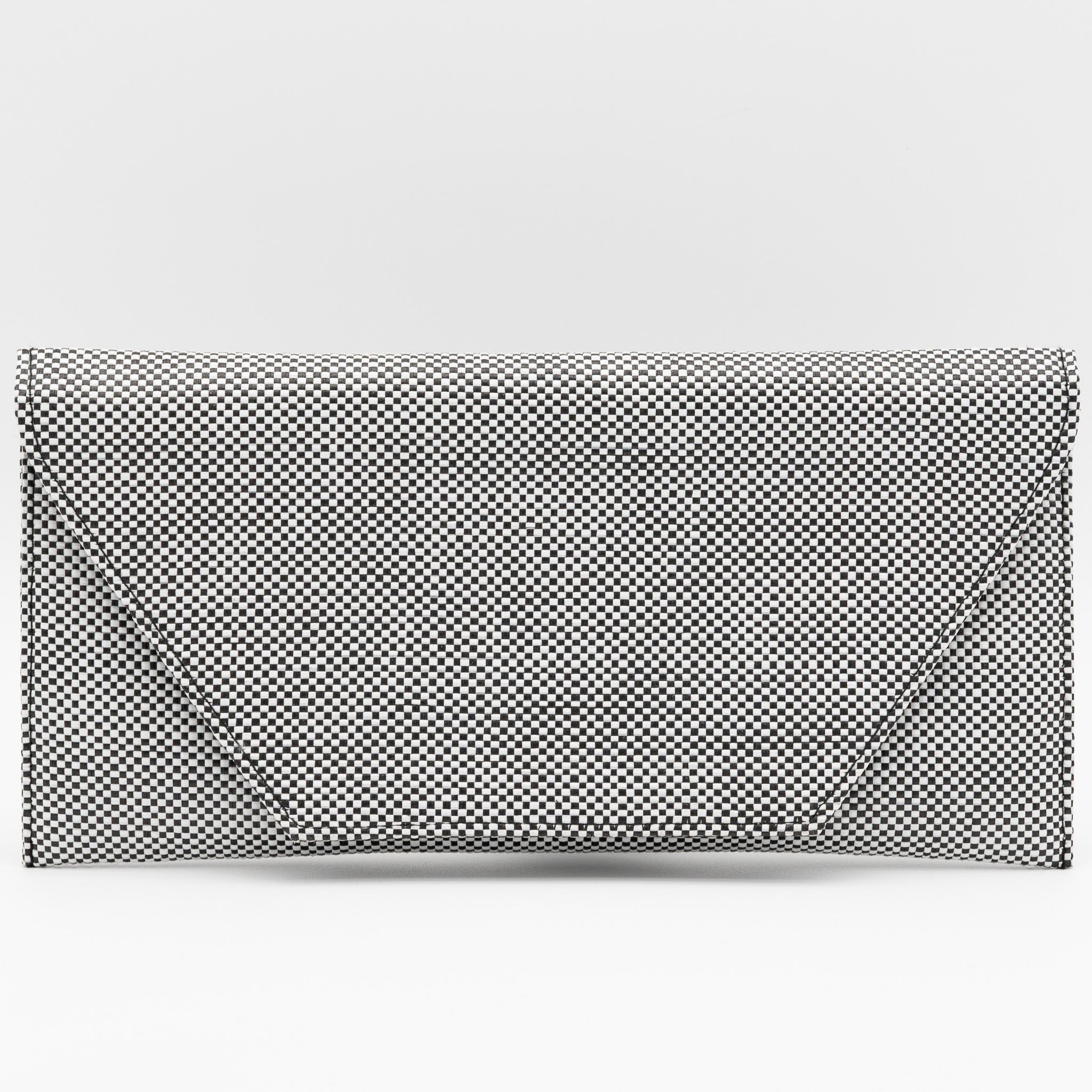 Bolso de fiesta tipo sobre con textura de rafia negro blanco con cierre magnético y cadena desmontable
