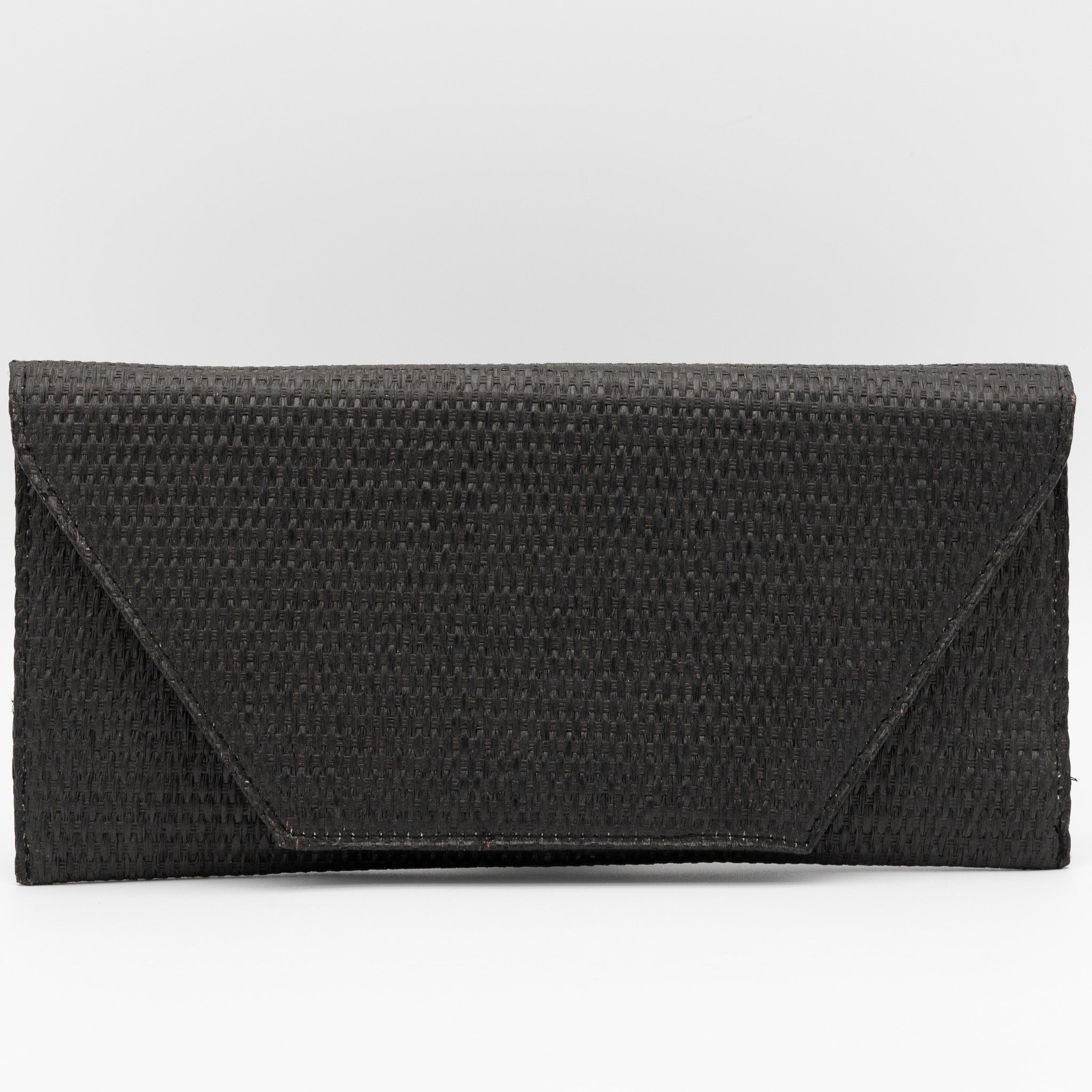 Bolso de fiesta tipo sobre con textura de rafia negro con cierre magnético y cadena desmontable