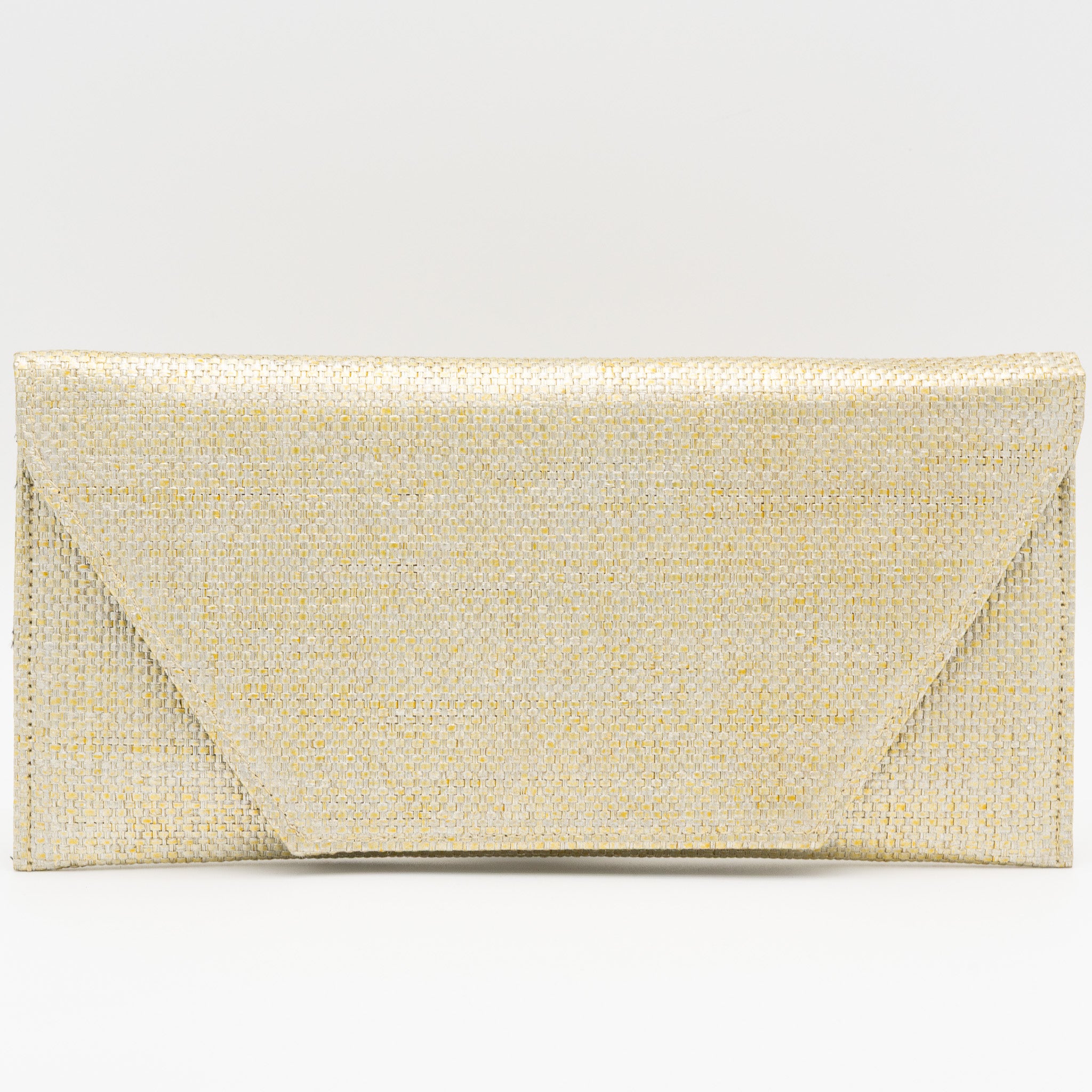 Bolso de fiesta tipo sobre con textura de rafia oro claro con cierre magnético y cadena desmontable