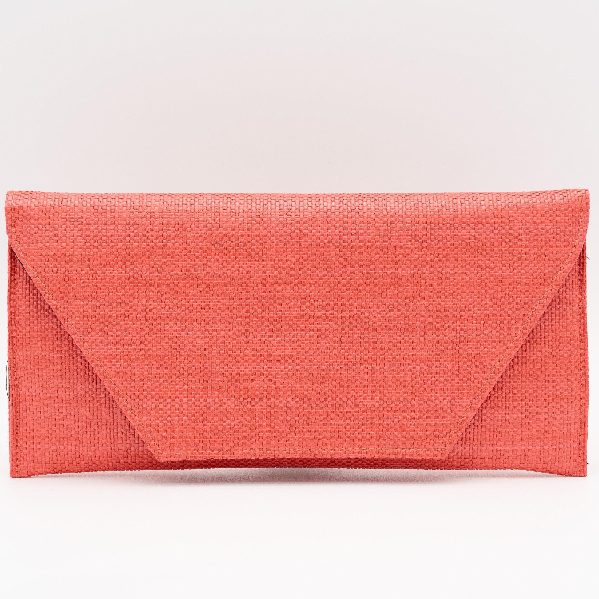 Bolso de fiesta tipo sobre con textura de rafia rojo con cierre magnético y cadena desmontable