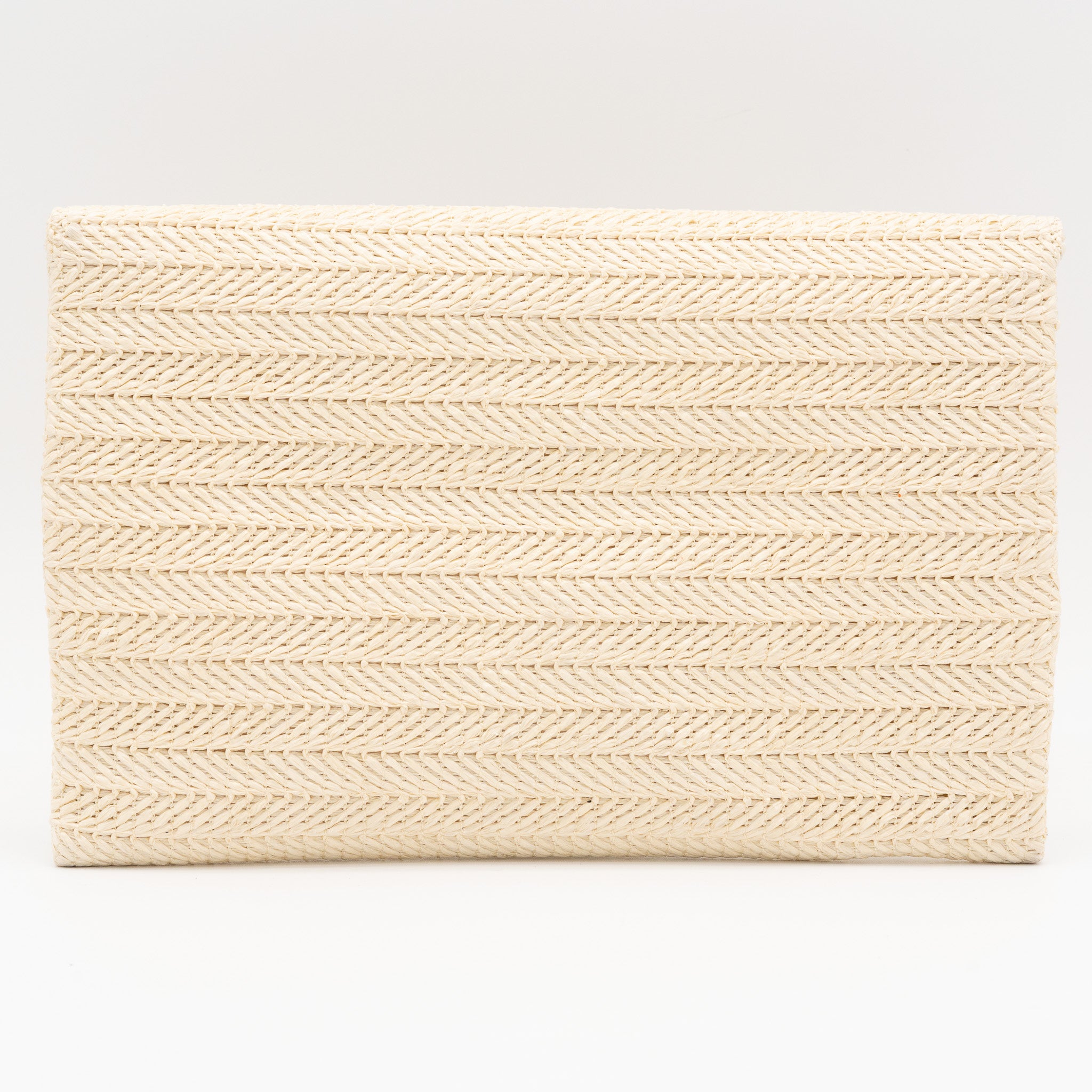 Bolso de fiesta con diseño de rafia trenzada en formato sobre blanco con cadena desmontable