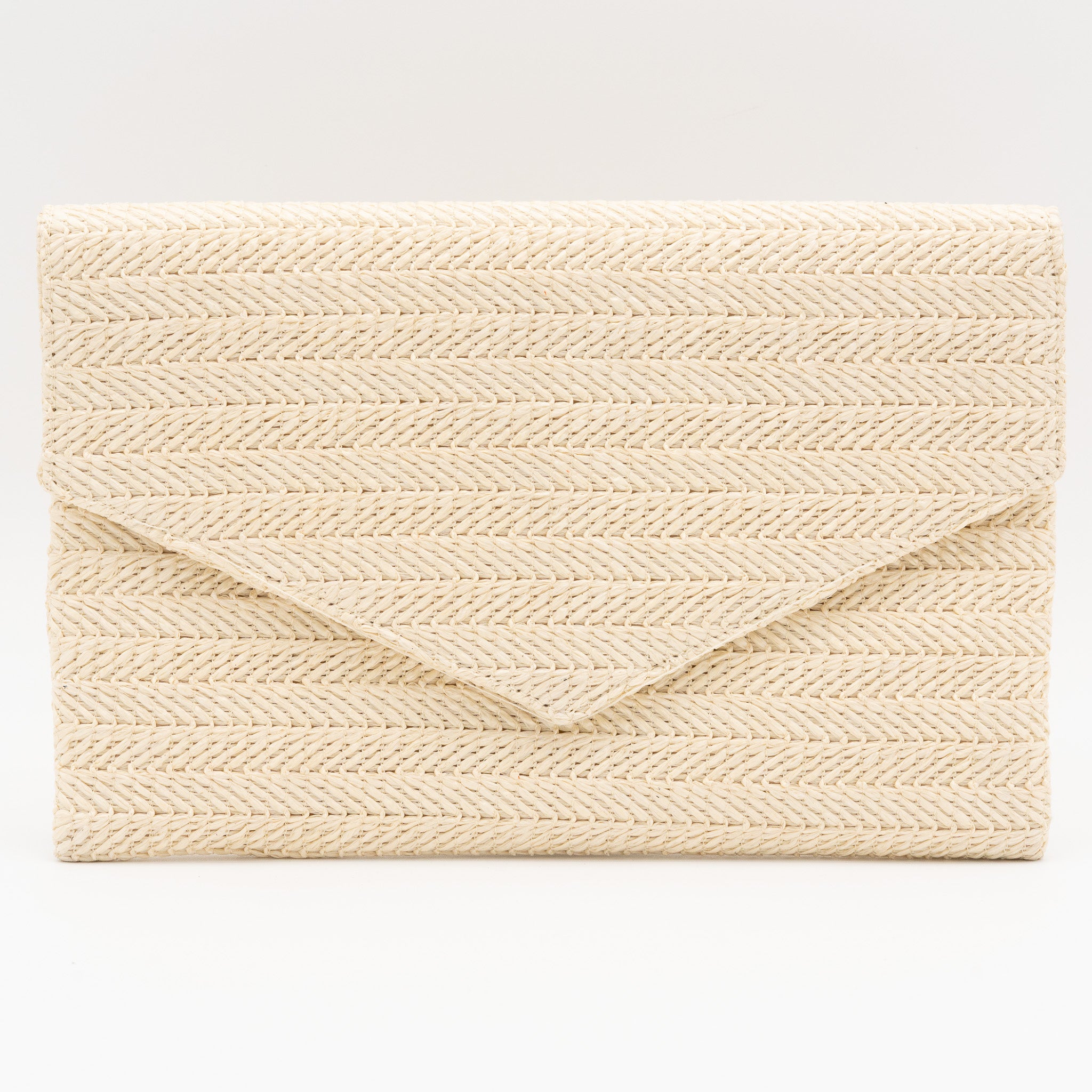 Bolso de fiesta con diseño de rafia trenzada en formato sobre blanco con cadena desmontable