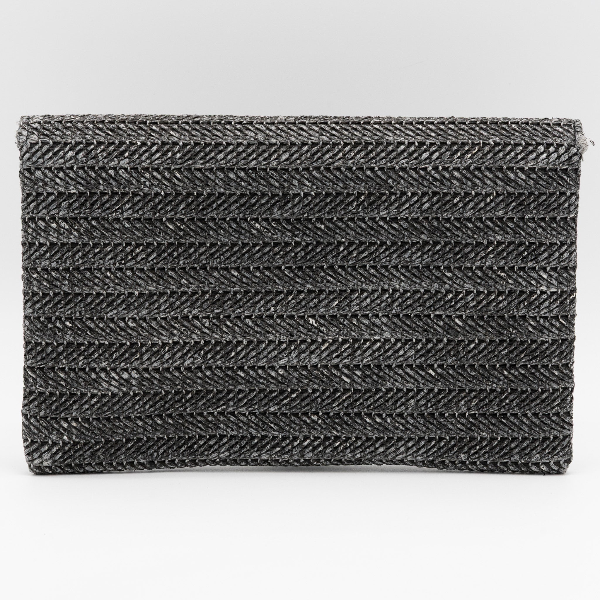 Bolso de fiesta con diseño de rafia trenzada en formato sobre negro con cadena desmontable