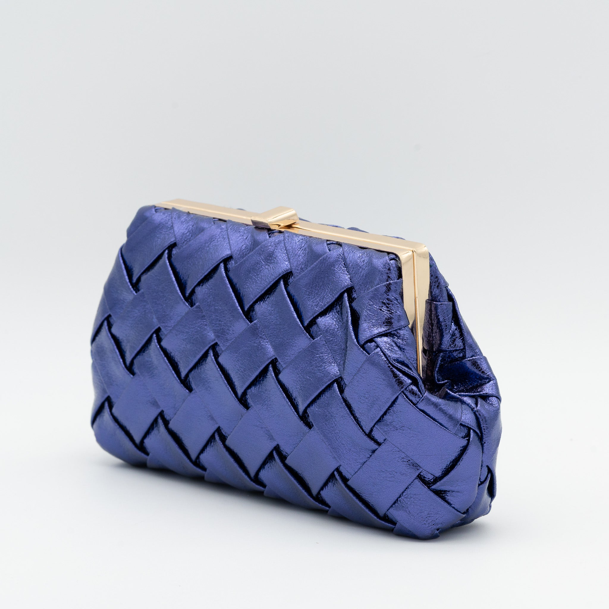 Bolso de fiesta trenzado en polipiel con acabado efecto metalizado azul morado