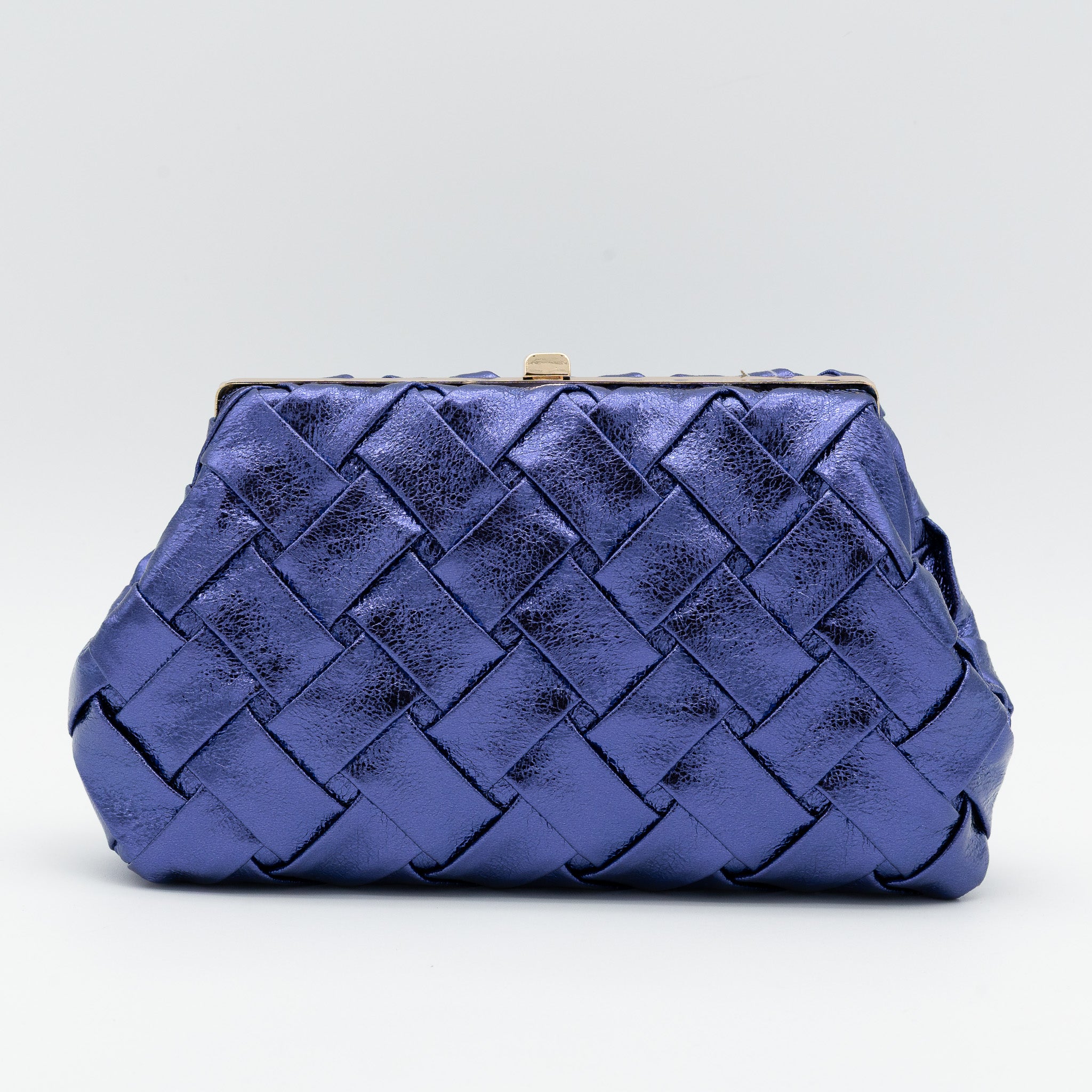 Bolso de fiesta trenzado en polipiel con acabado efecto metalizado azul morado