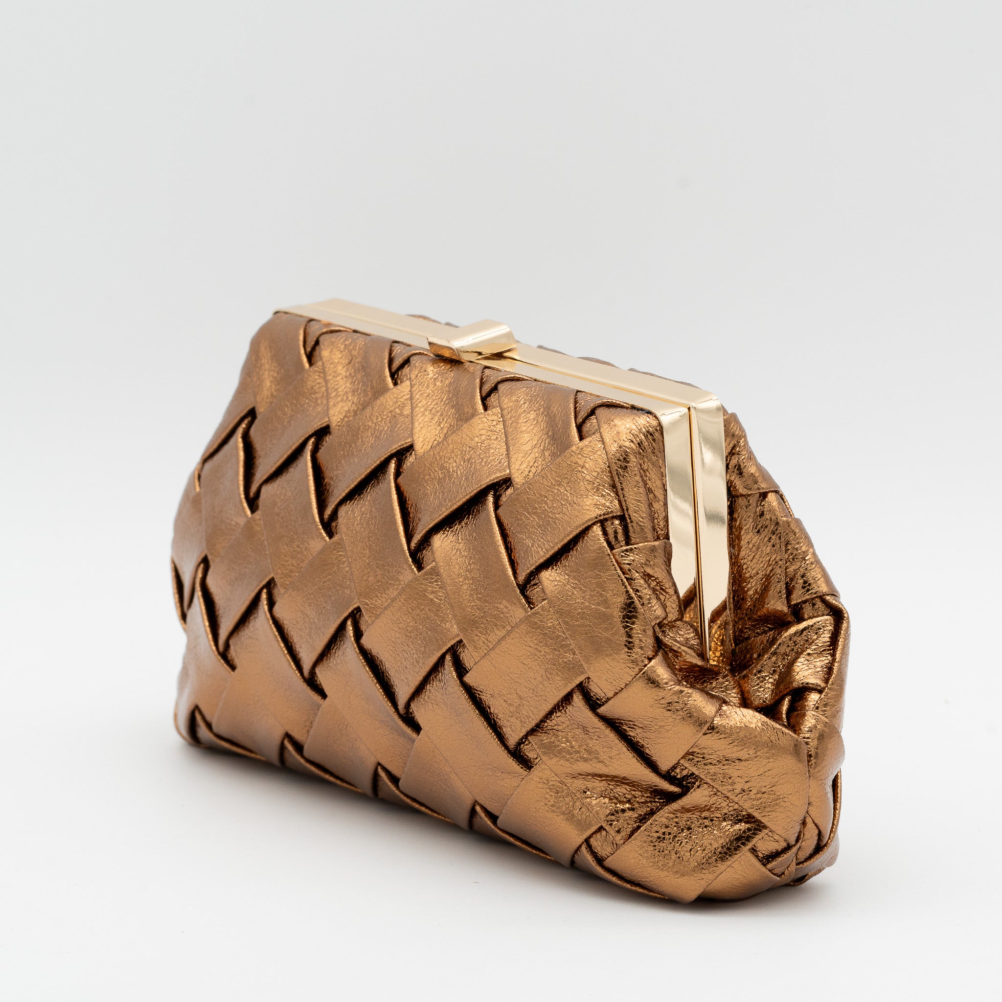 Bolso de fiesta trenzado en polipiel bronce con acabado efecto metalizado